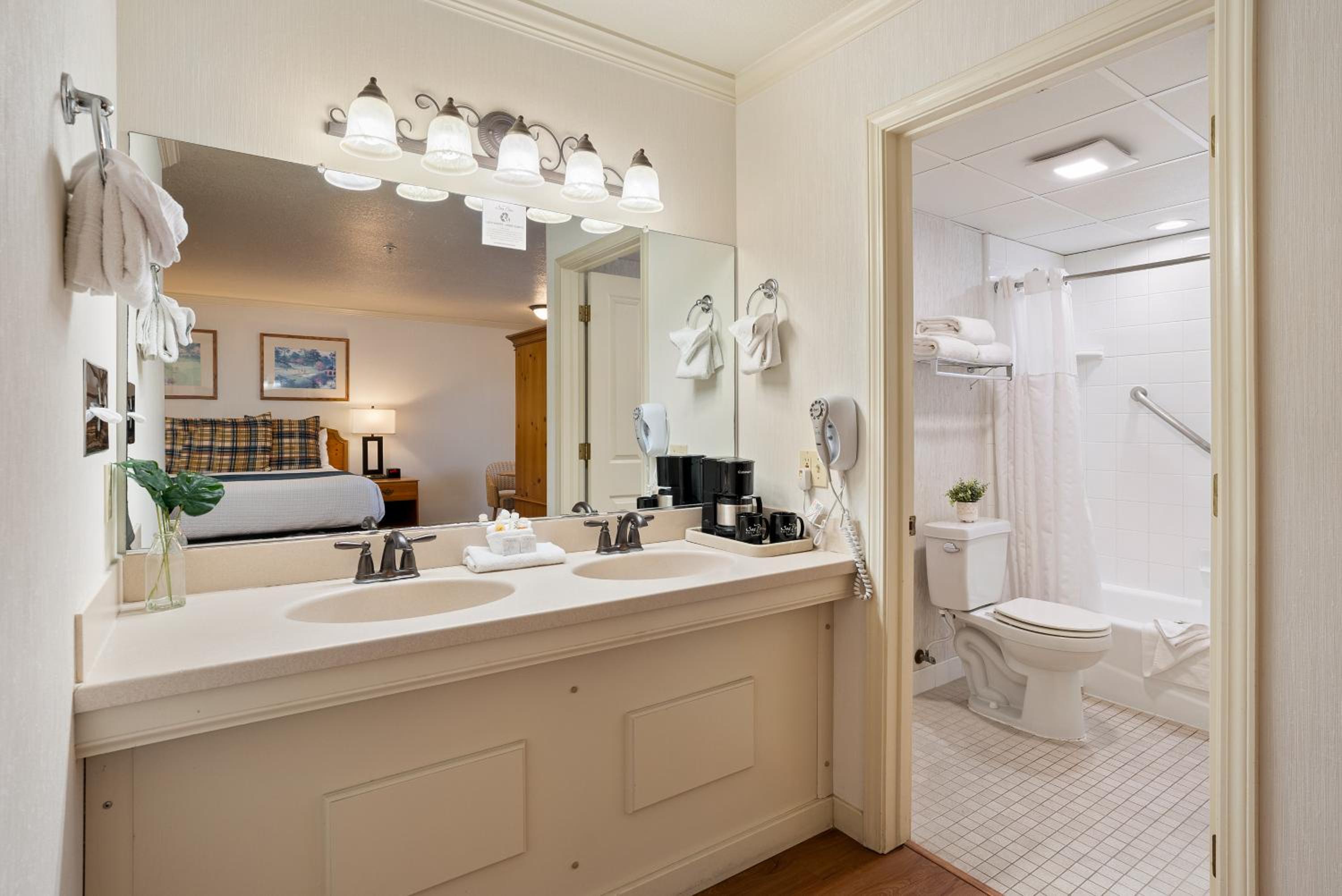 Queen Room photo 2