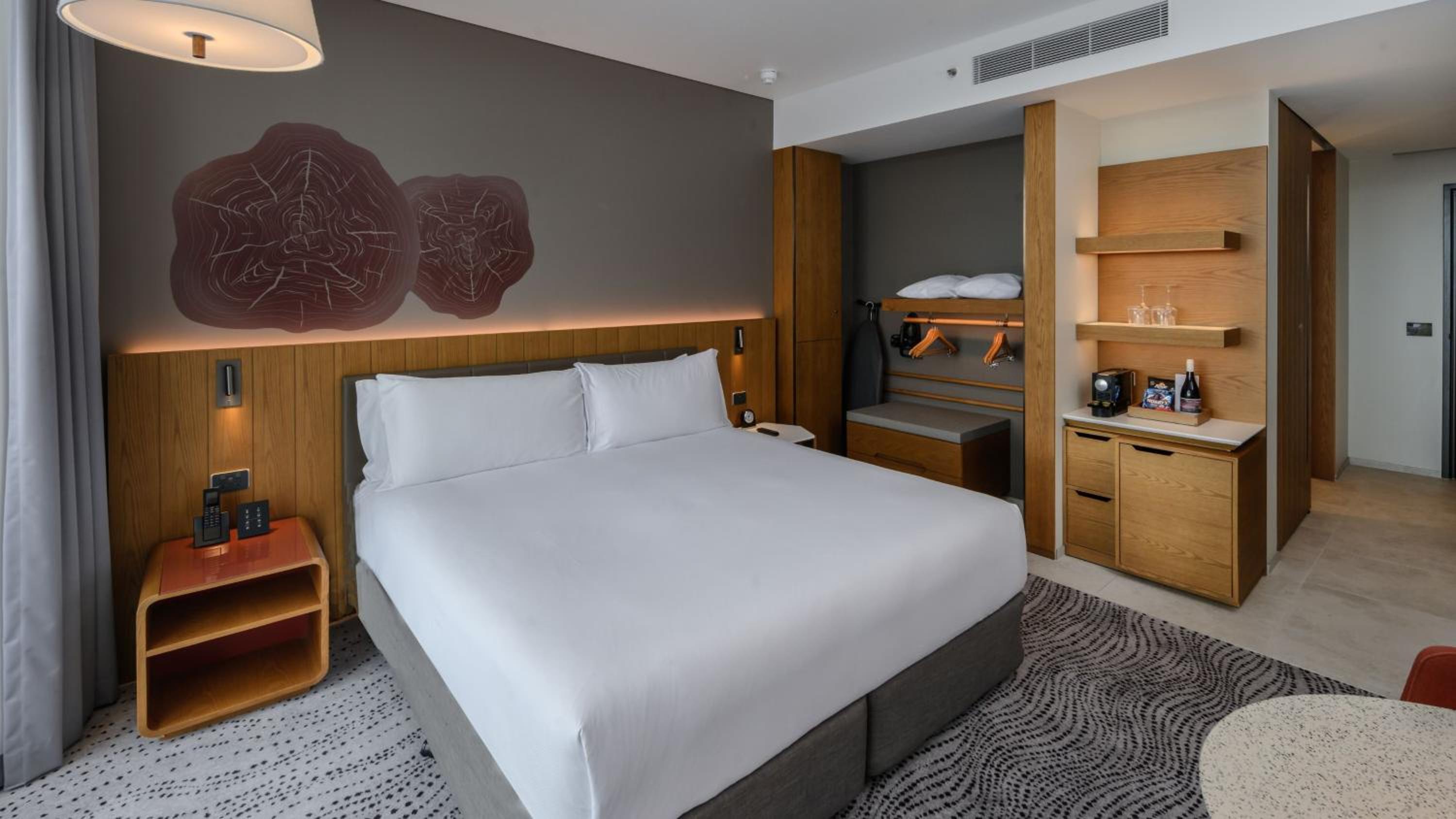 Standard King Room - Accessible - Photo 2