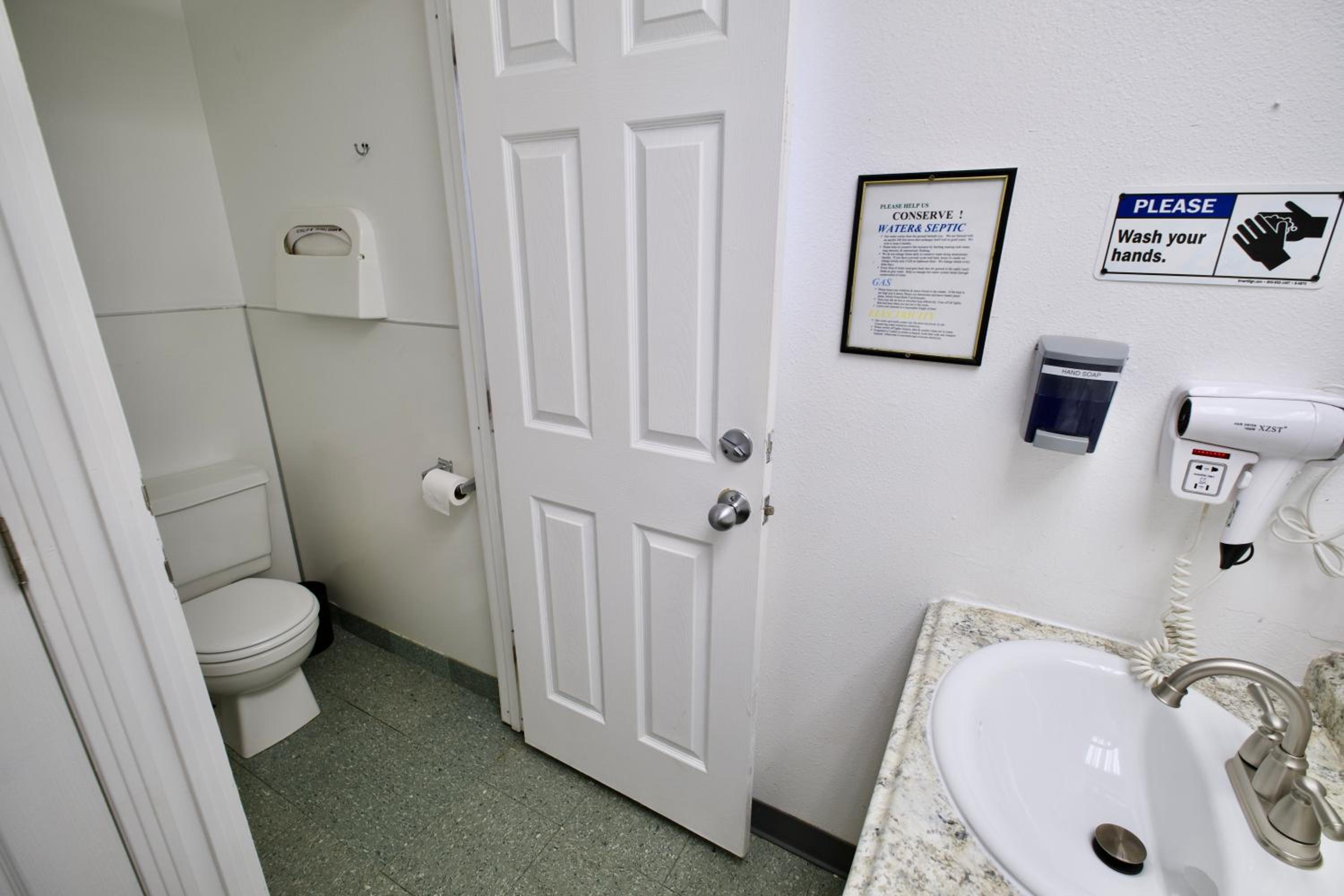 Single Bed in Mixed Dormitory Room with Shared Bathroom  photo 2