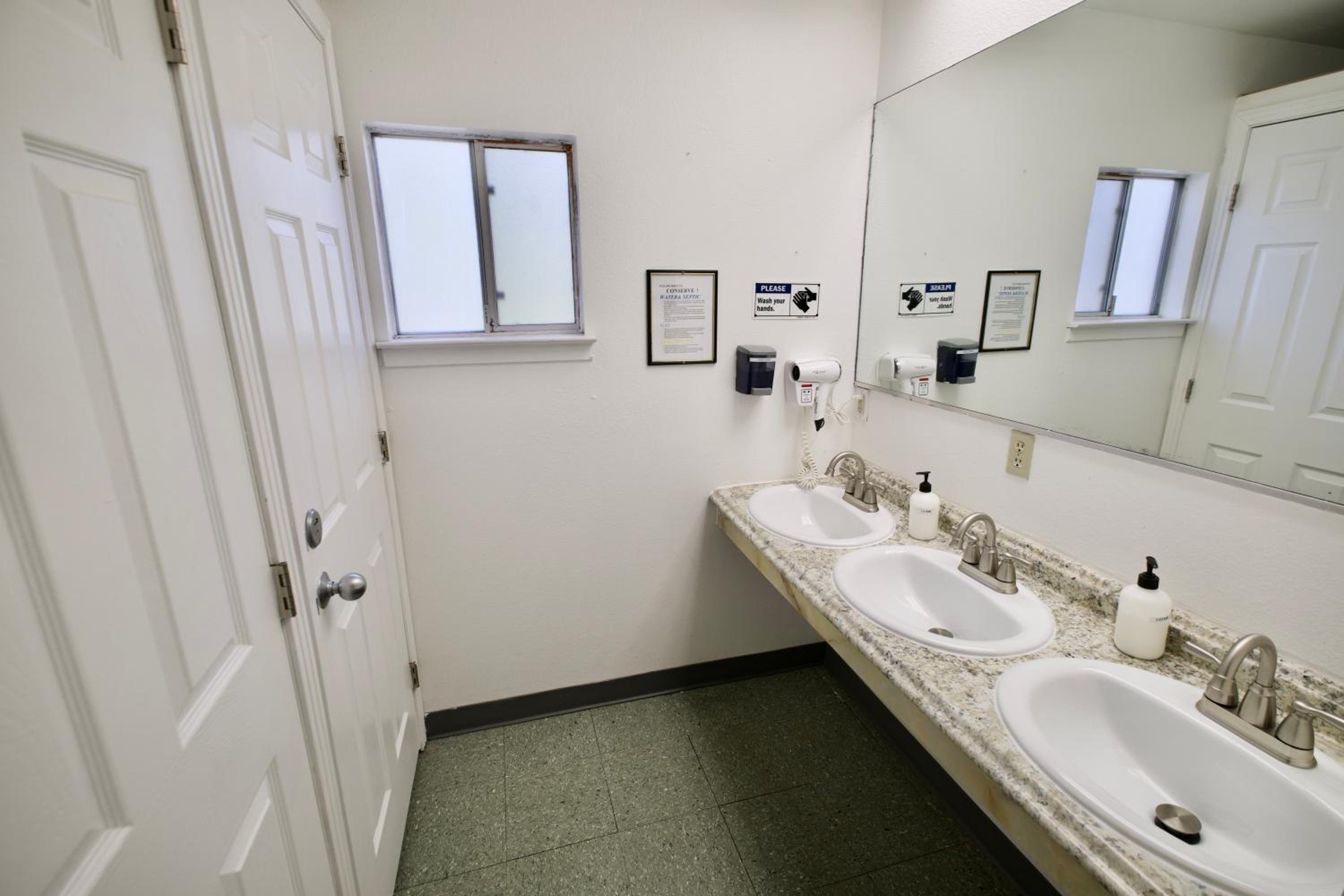 Single Bed in Mixed Dormitory Room with Shared Bathroom  photo 3