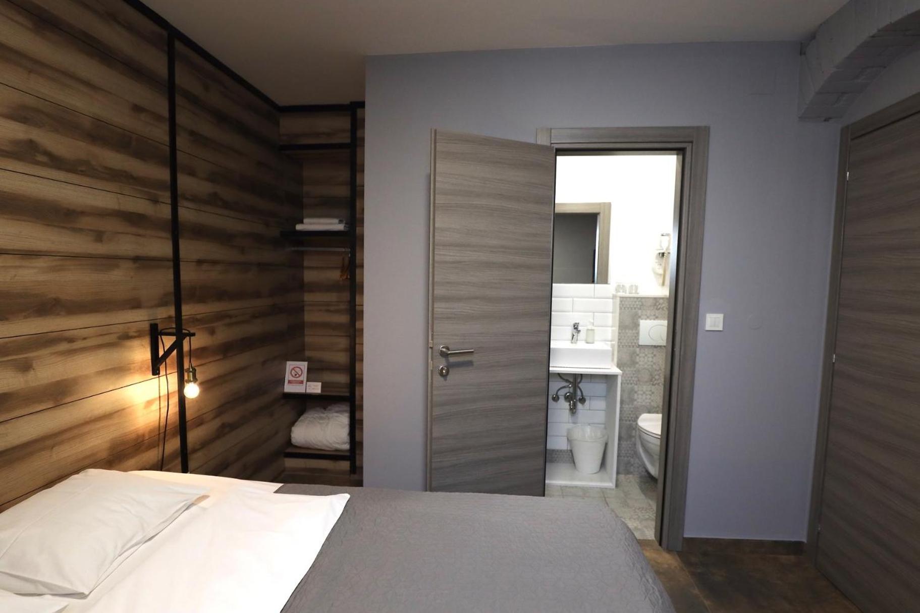Double Room with Private Bathroom - Photo 7