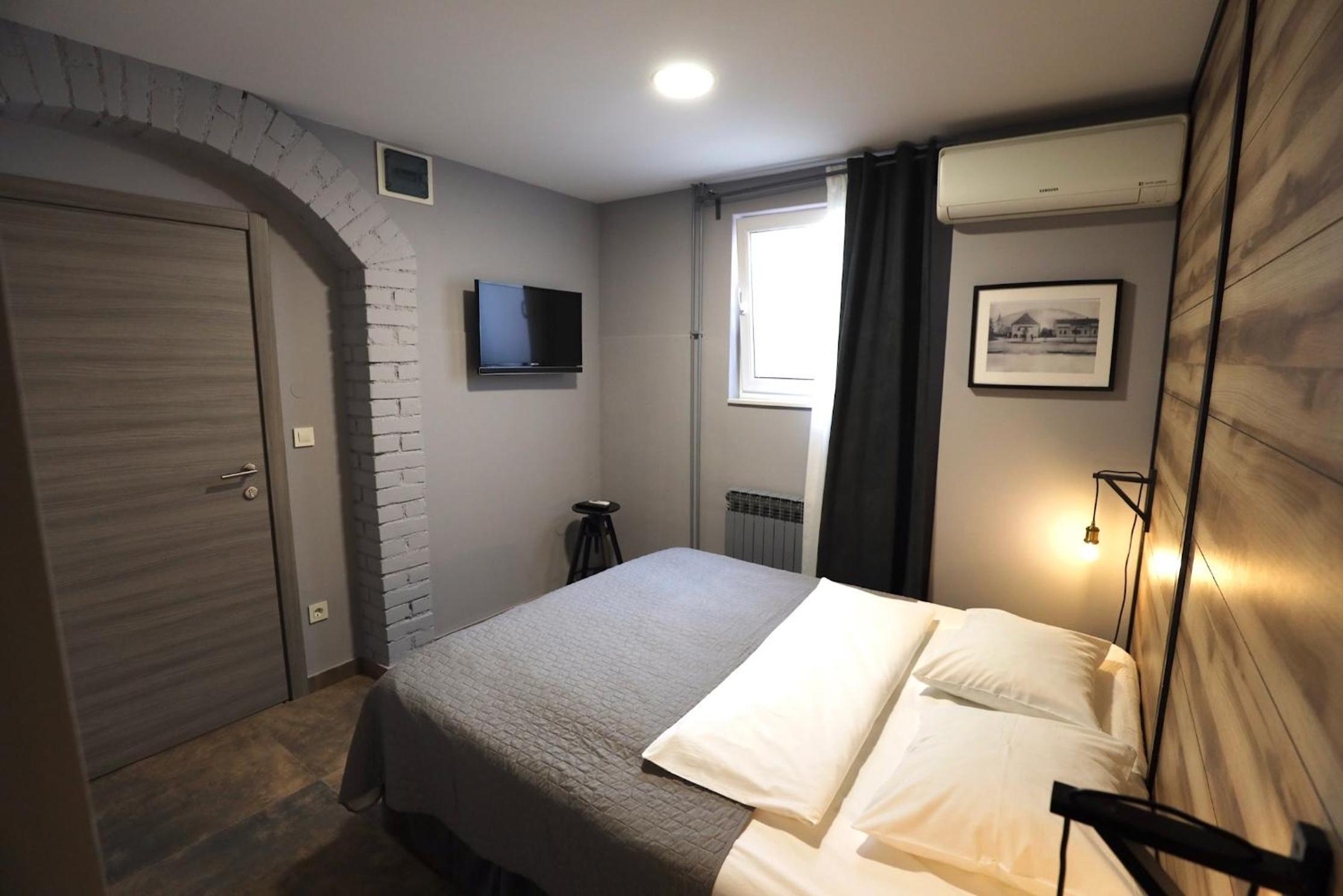 Double Room with Private Bathroom - Photo 26