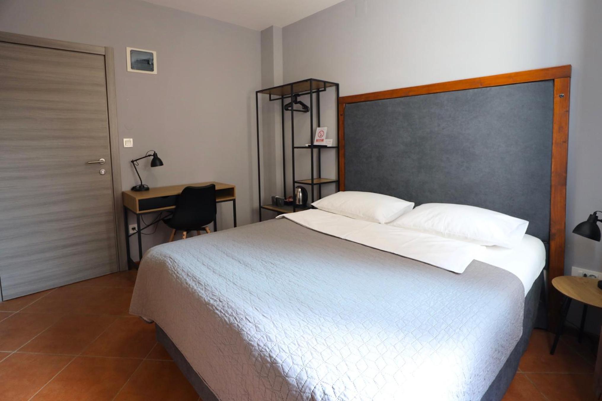 Double Room with Private Bathroom - Photo 10