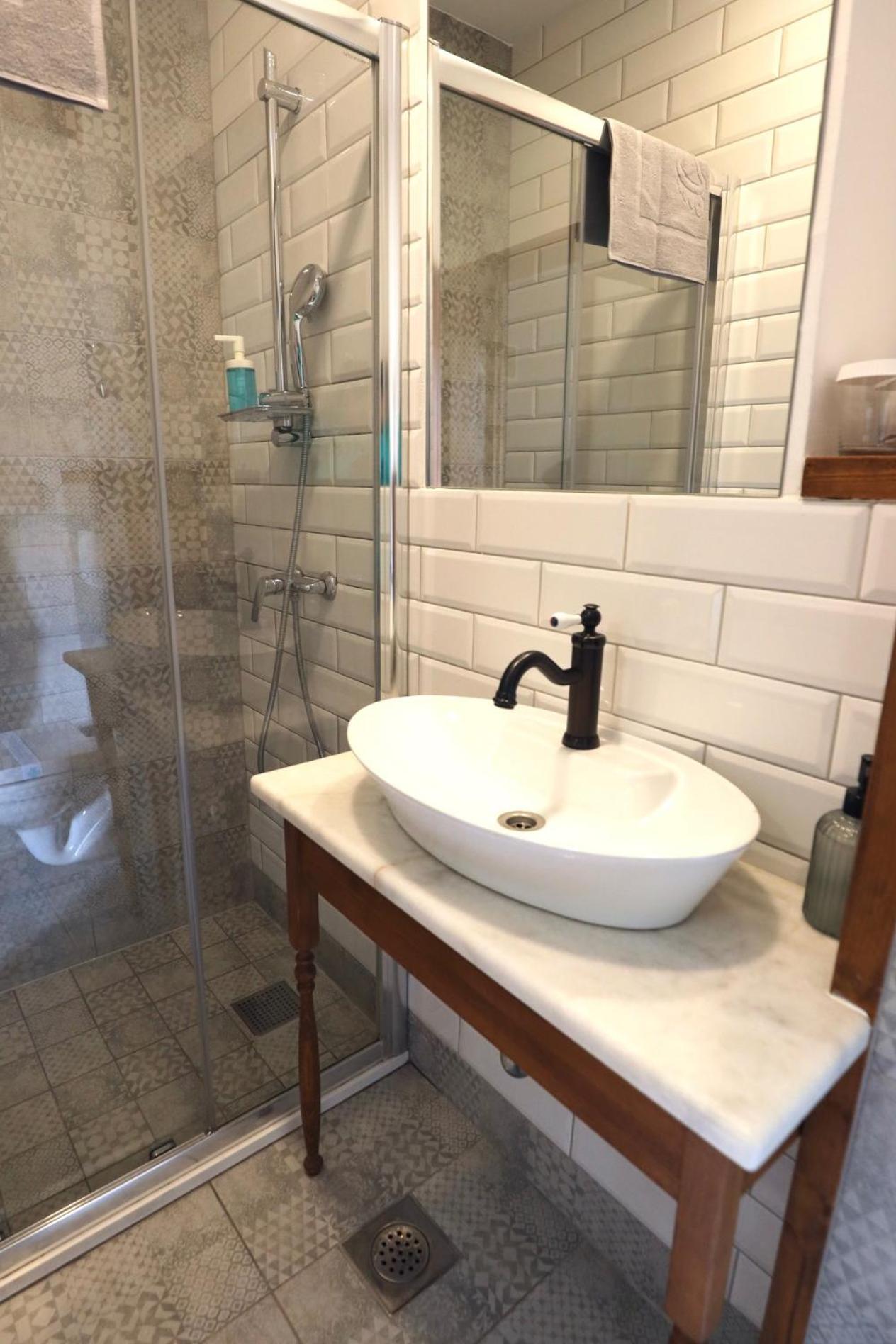 Double Room with Private Bathroom - Photo 5