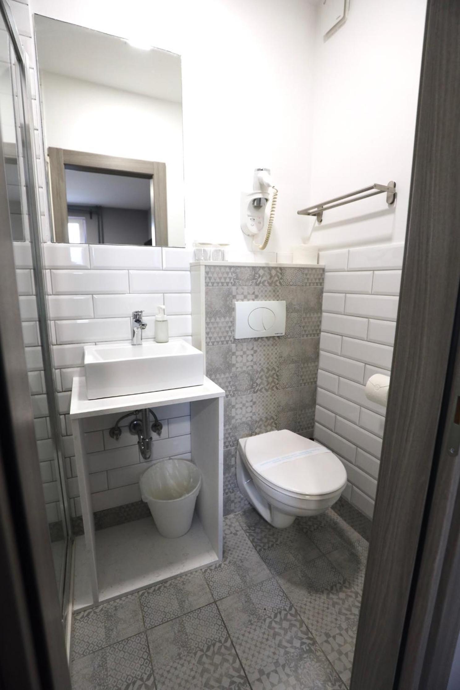 Double Room with Private Bathroom - Photo 23