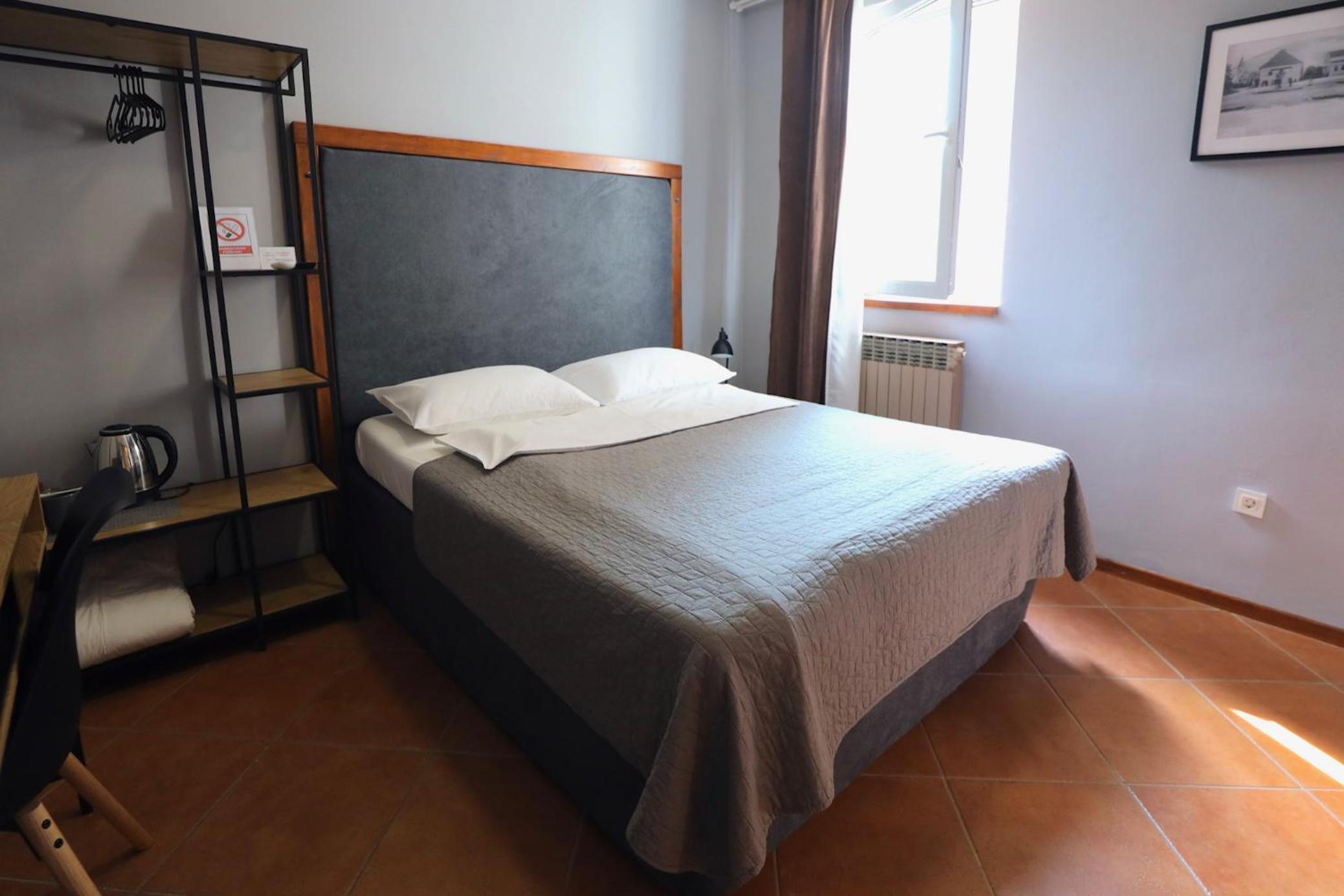 Double Room with Private Bathroom - Photo 12