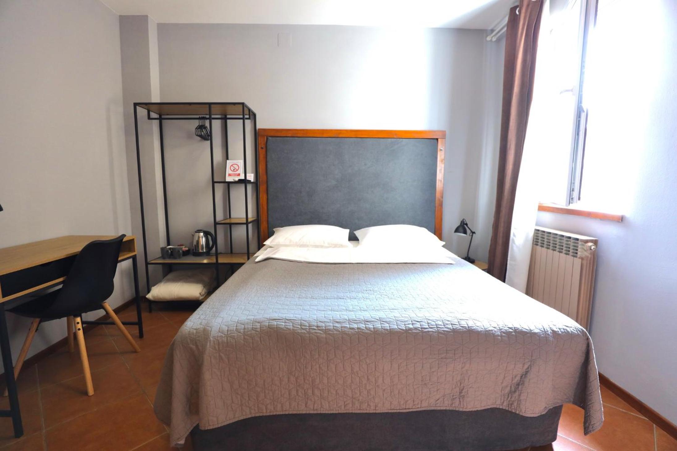 Double Room with Private Bathroom - Photo 30