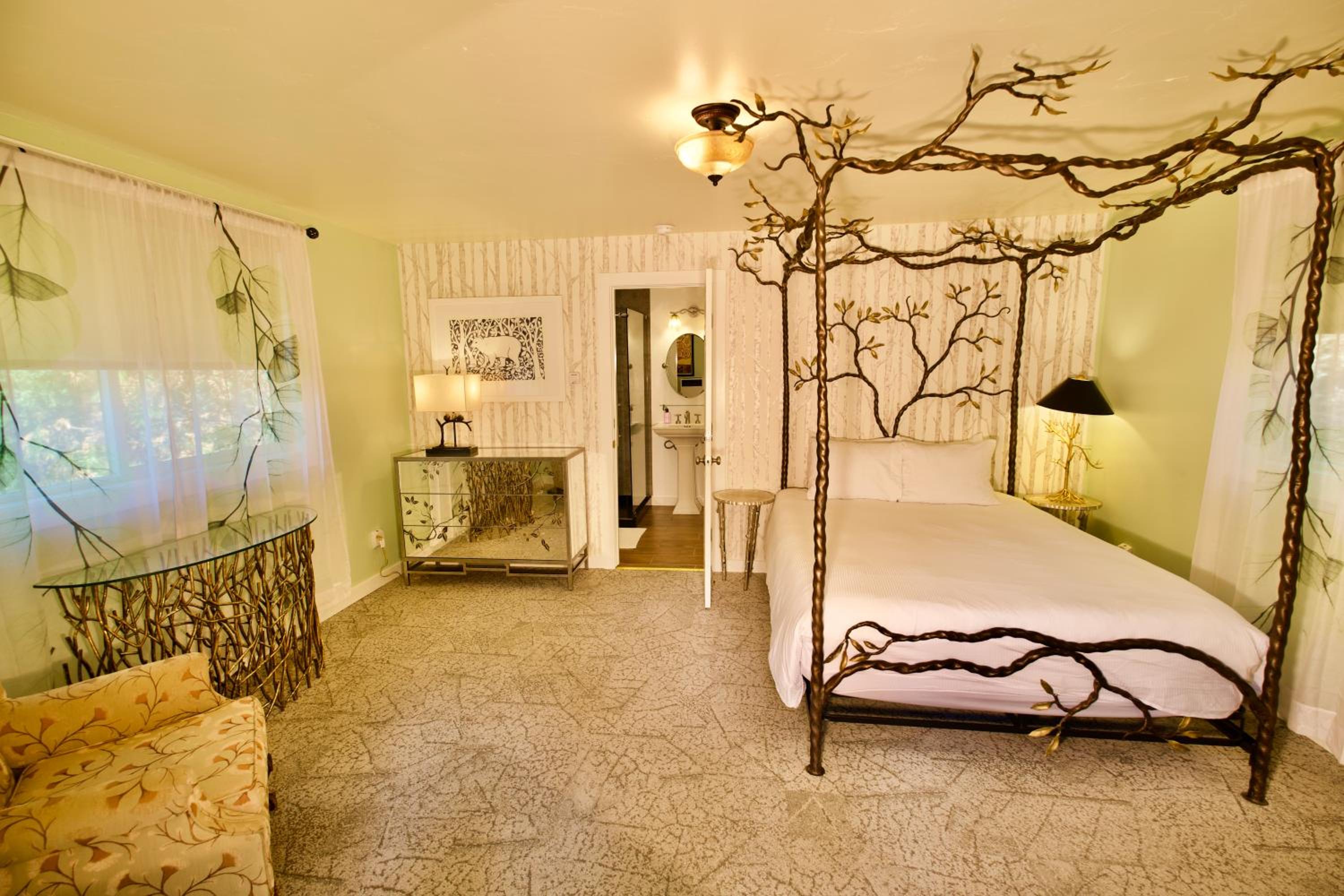 Superior Private Queen Room with Ensuite Bathroom photo 1