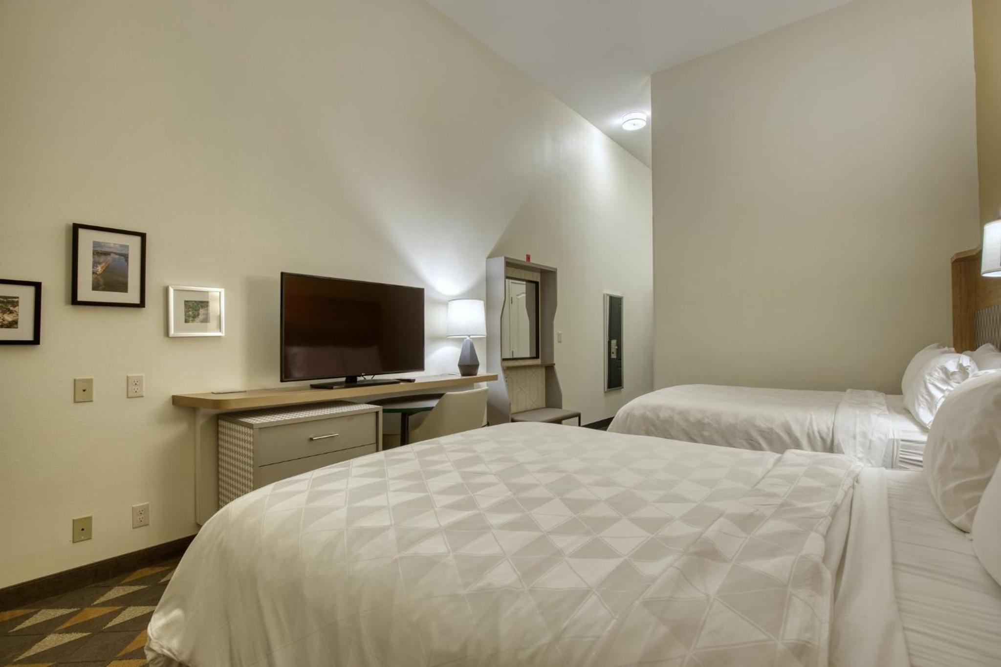 Standard Room with Two Queen Beds - Photo 7