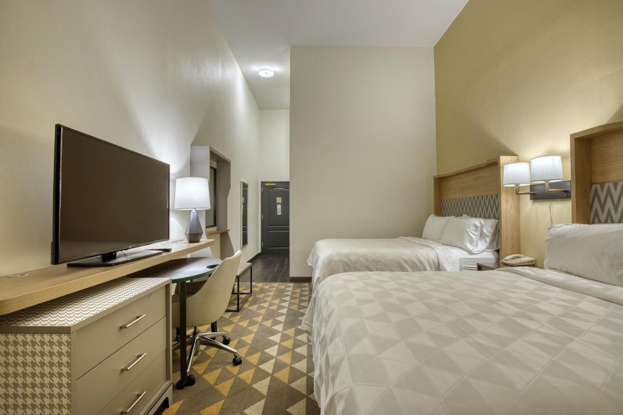 Standard Queen Room with Two Queen Beds - Top Floor - Photo 3
