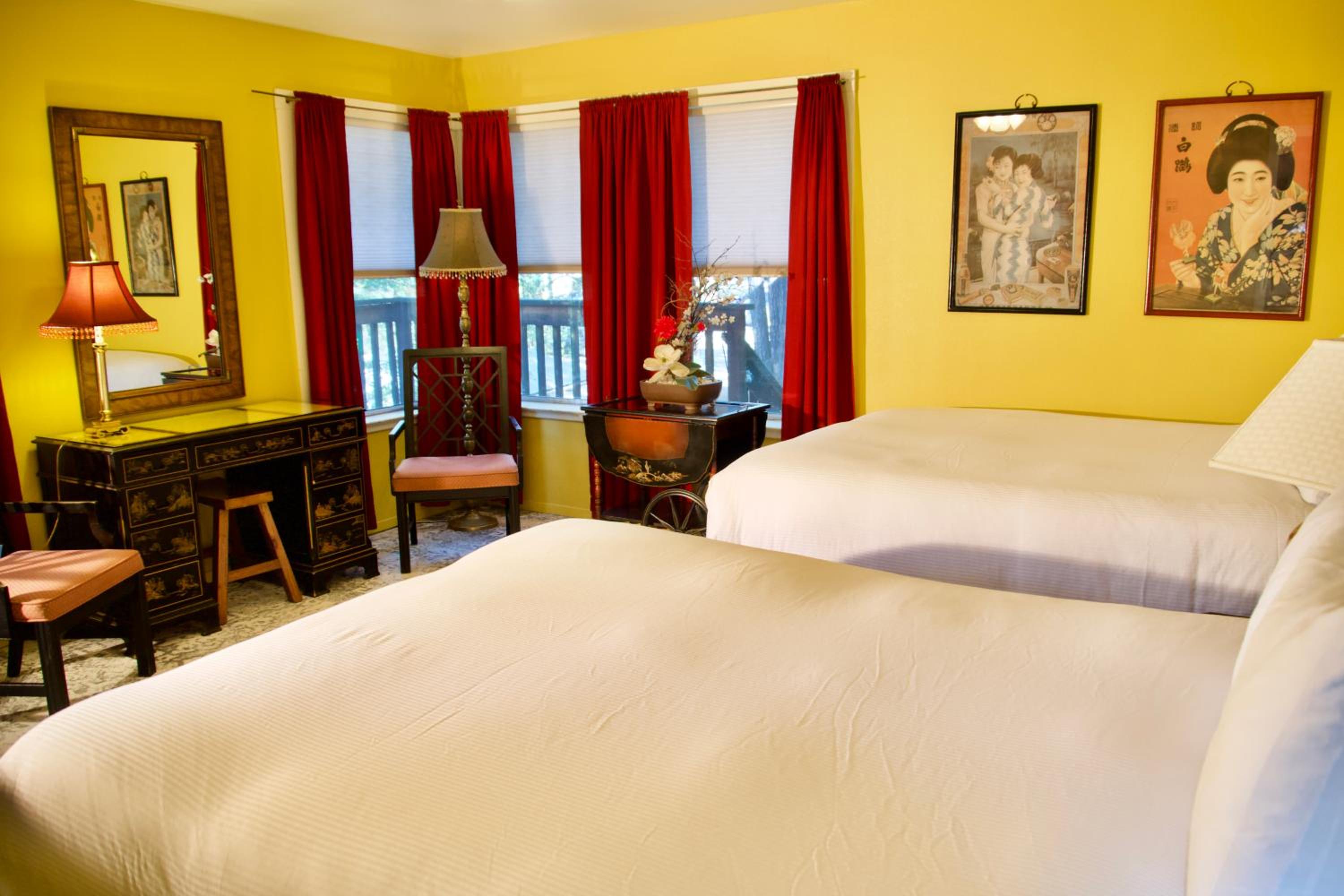 Superior Private Room with Two Queen Beds - Ensuite Bathroom photo 3