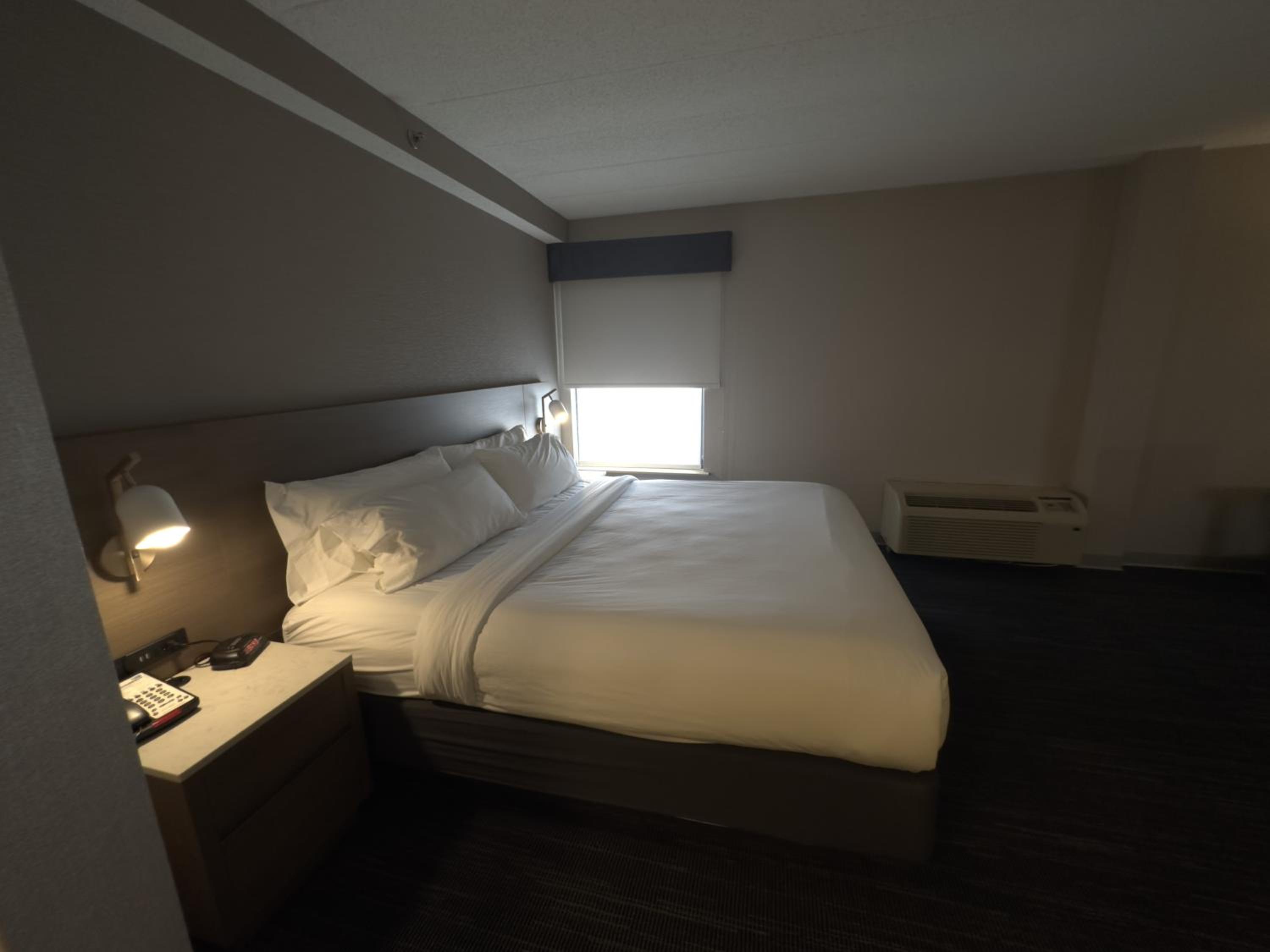 Deluxe King Room - Non-Smoking - Photo 2