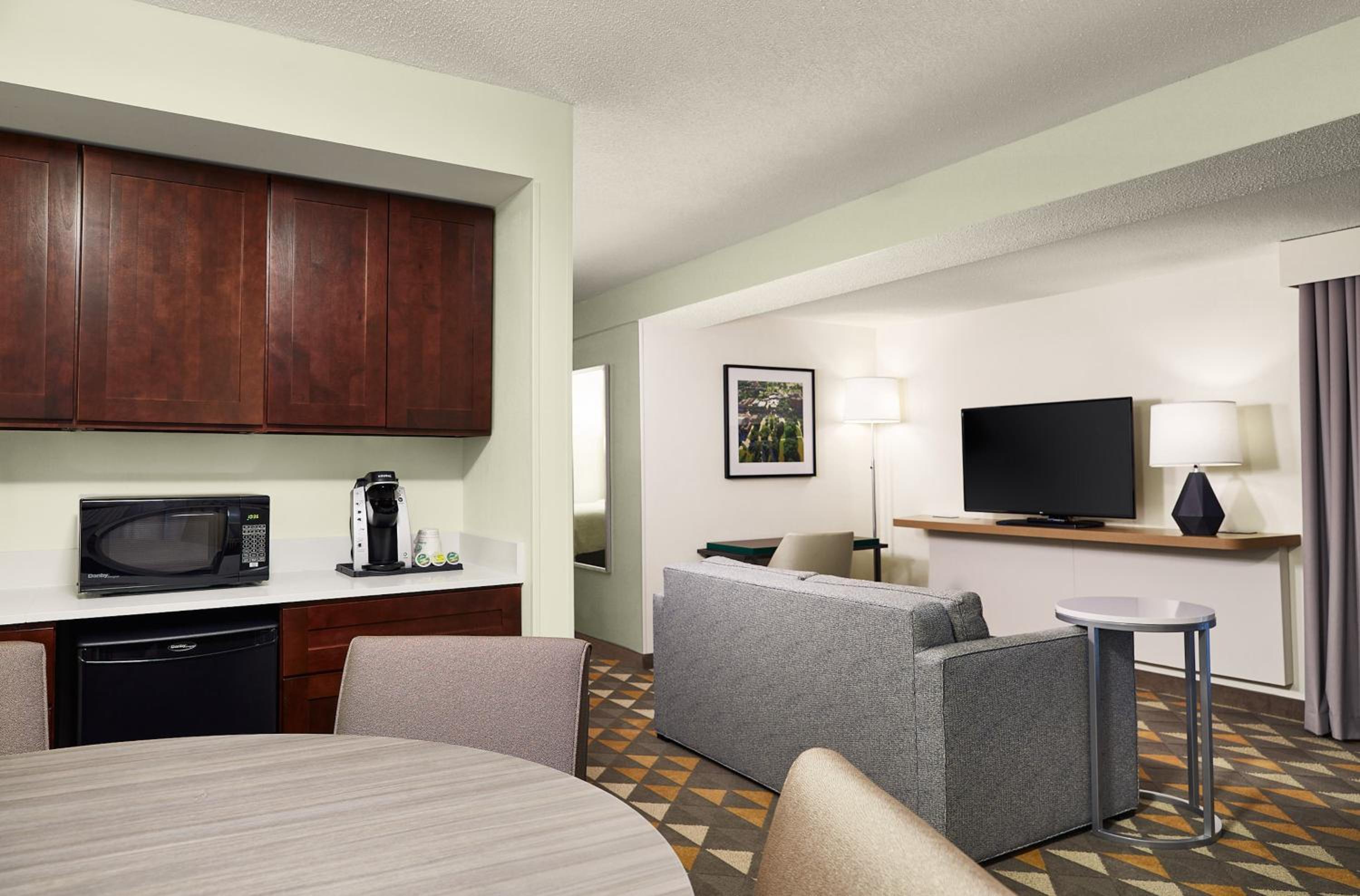 One-Bedroom Suite - Photo 2