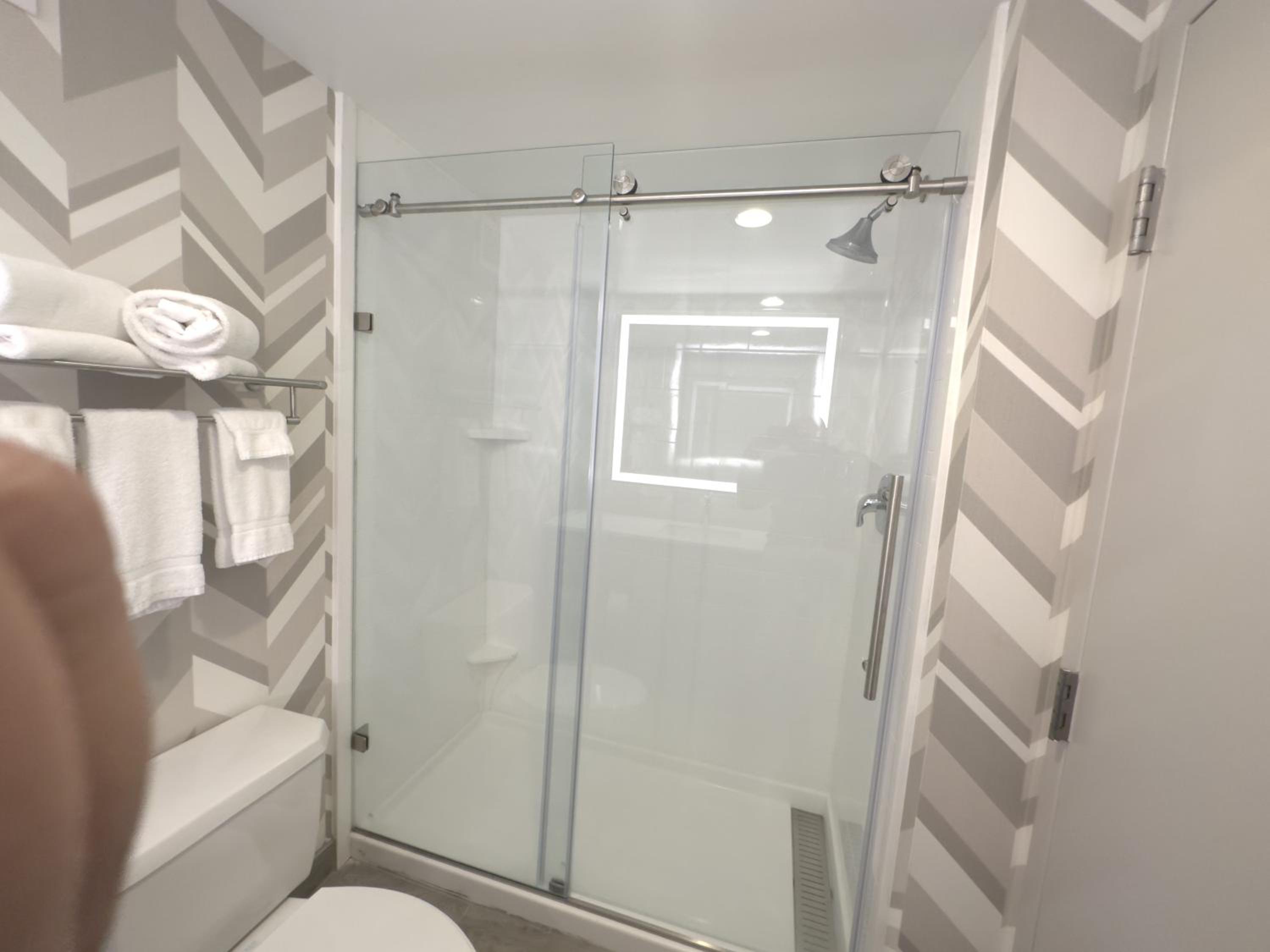 Deluxe King Room - Non-Smoking - Photo 4