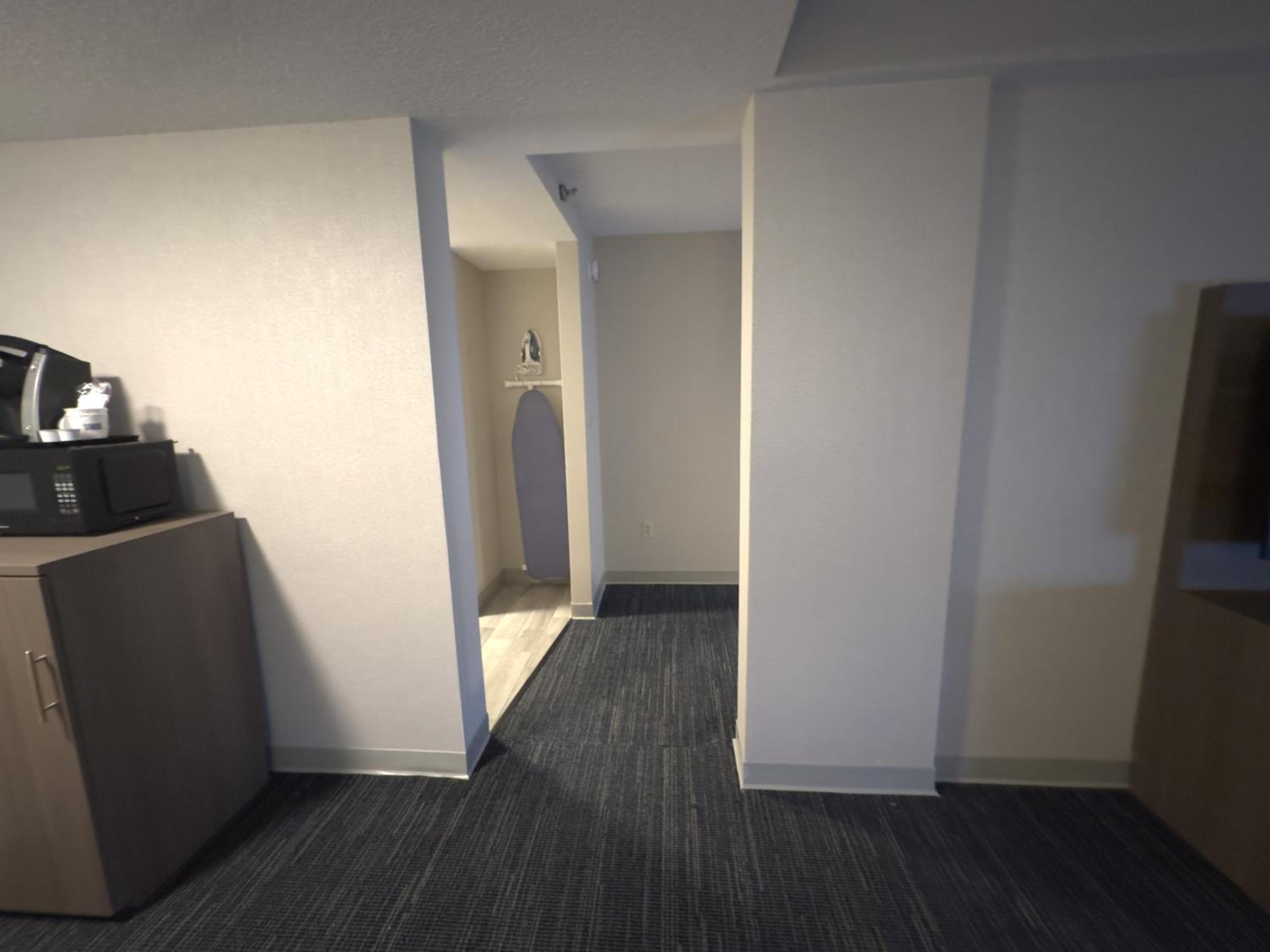 Deluxe King Room - Non-Smoking - Photo 3