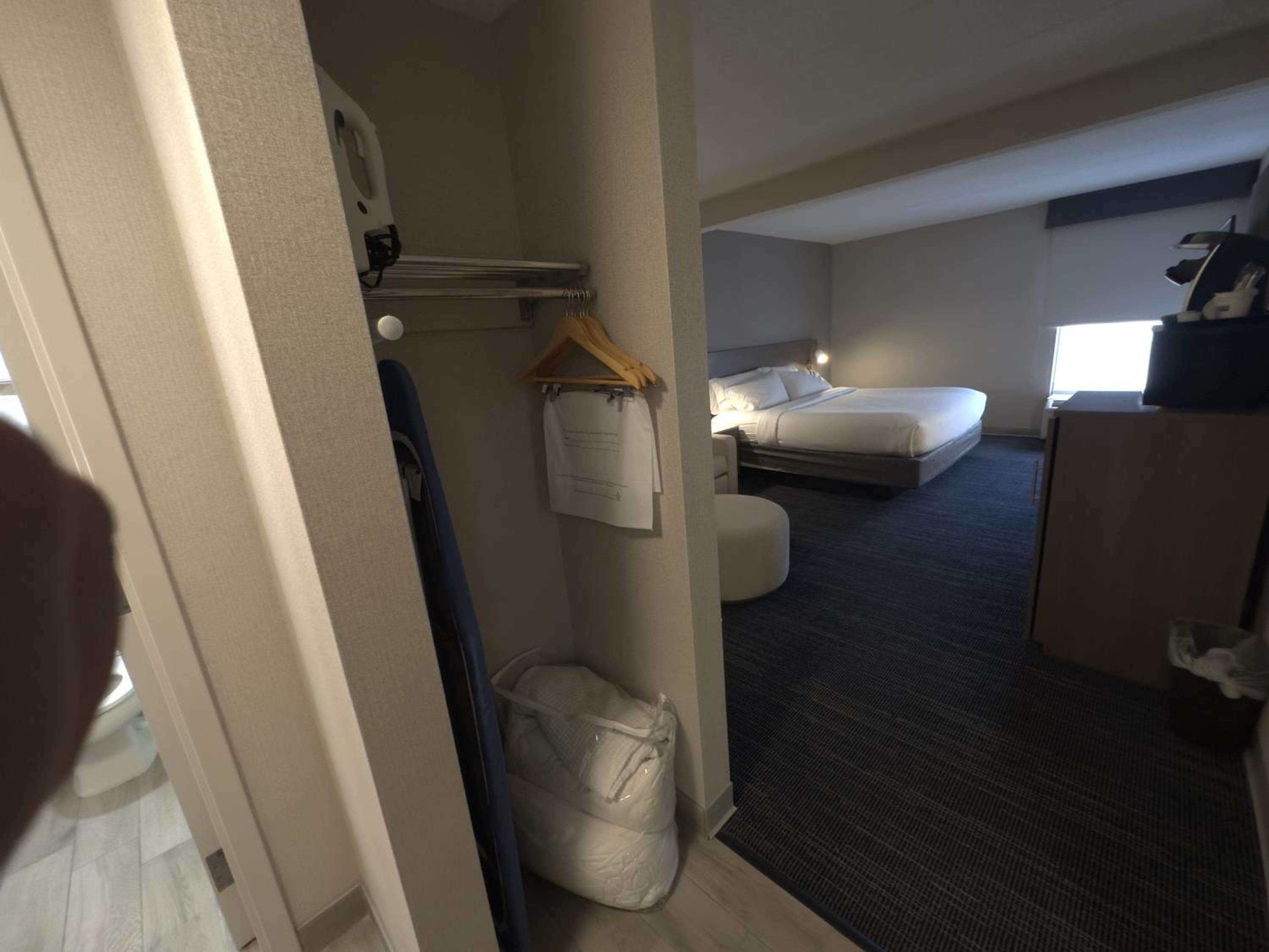 King Room - Non-Smoking - Photo 3