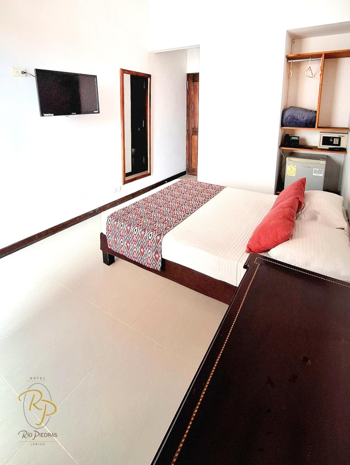 Double Room with Balcony (2 Adults + 1 Child) photo 2