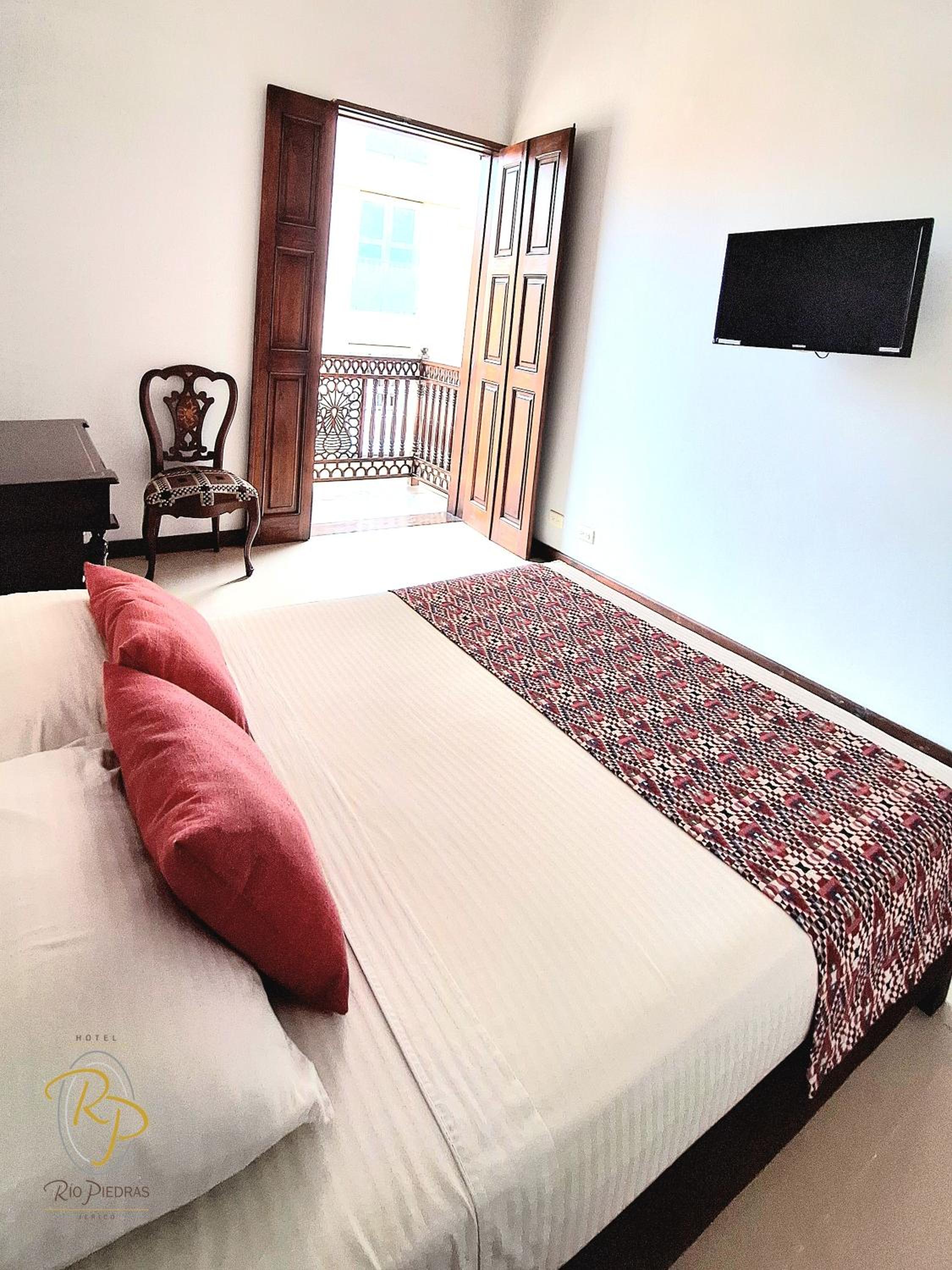 Double Room with Balcony (2 Adults + 1 Child) photo 3