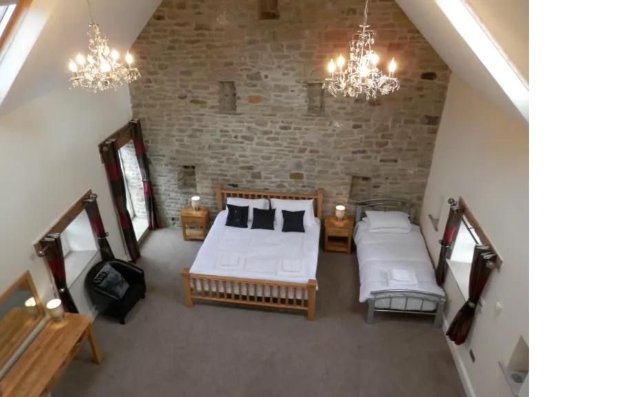 Six-Bedroom House photo 1