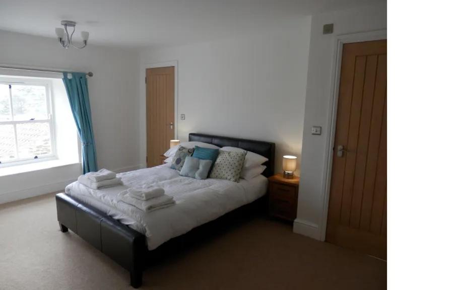 Six-Bedroom House photo 2