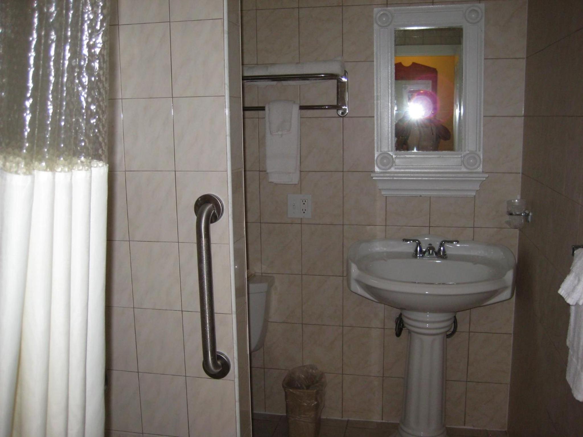 Standard Room with Two Double Beds - Photo 5