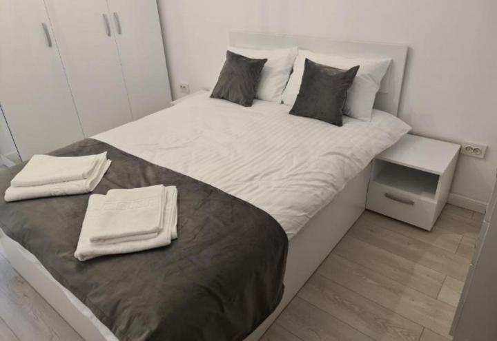 One-Bedroom Apartment photo 1