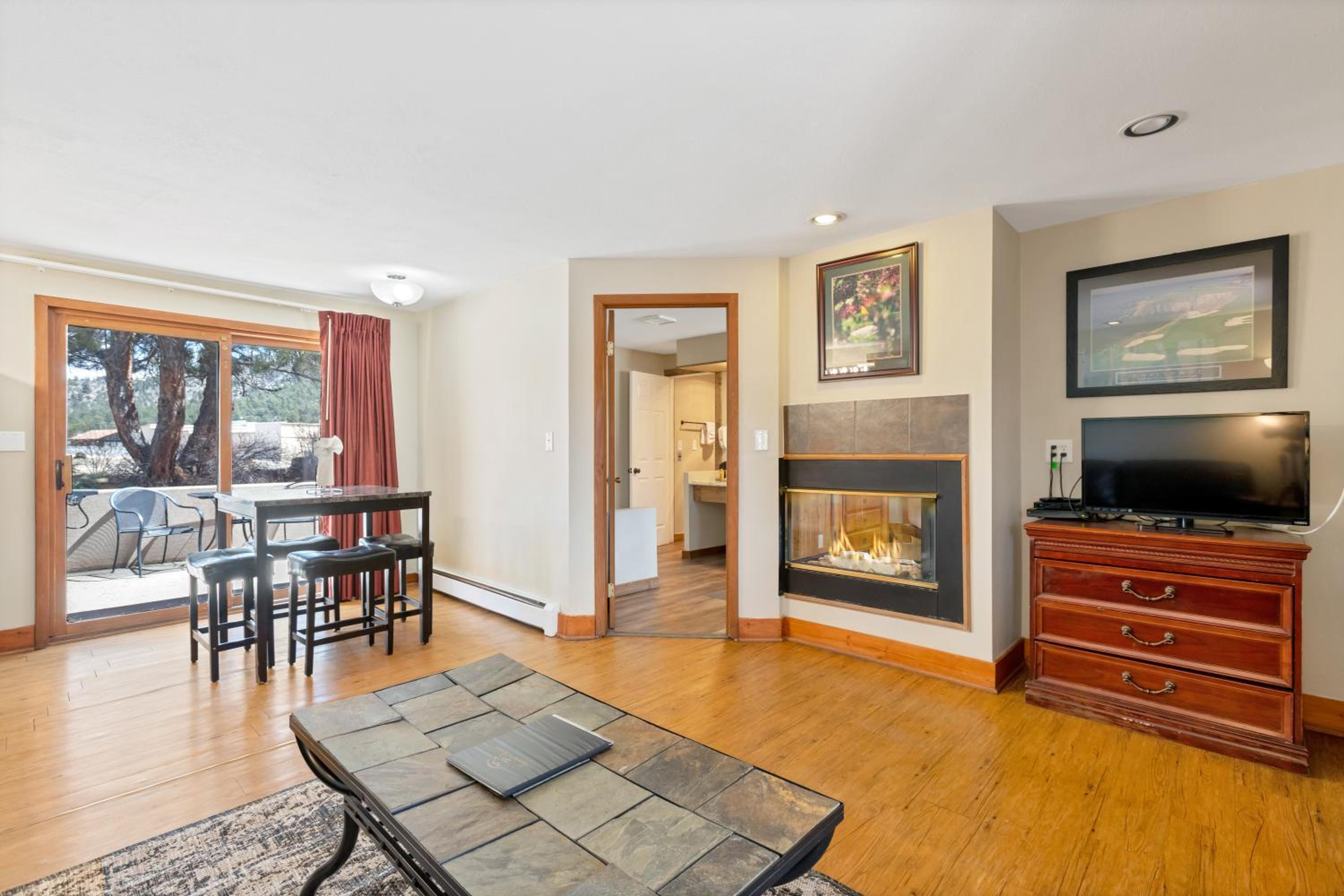 King Suite with Kitchenette 05