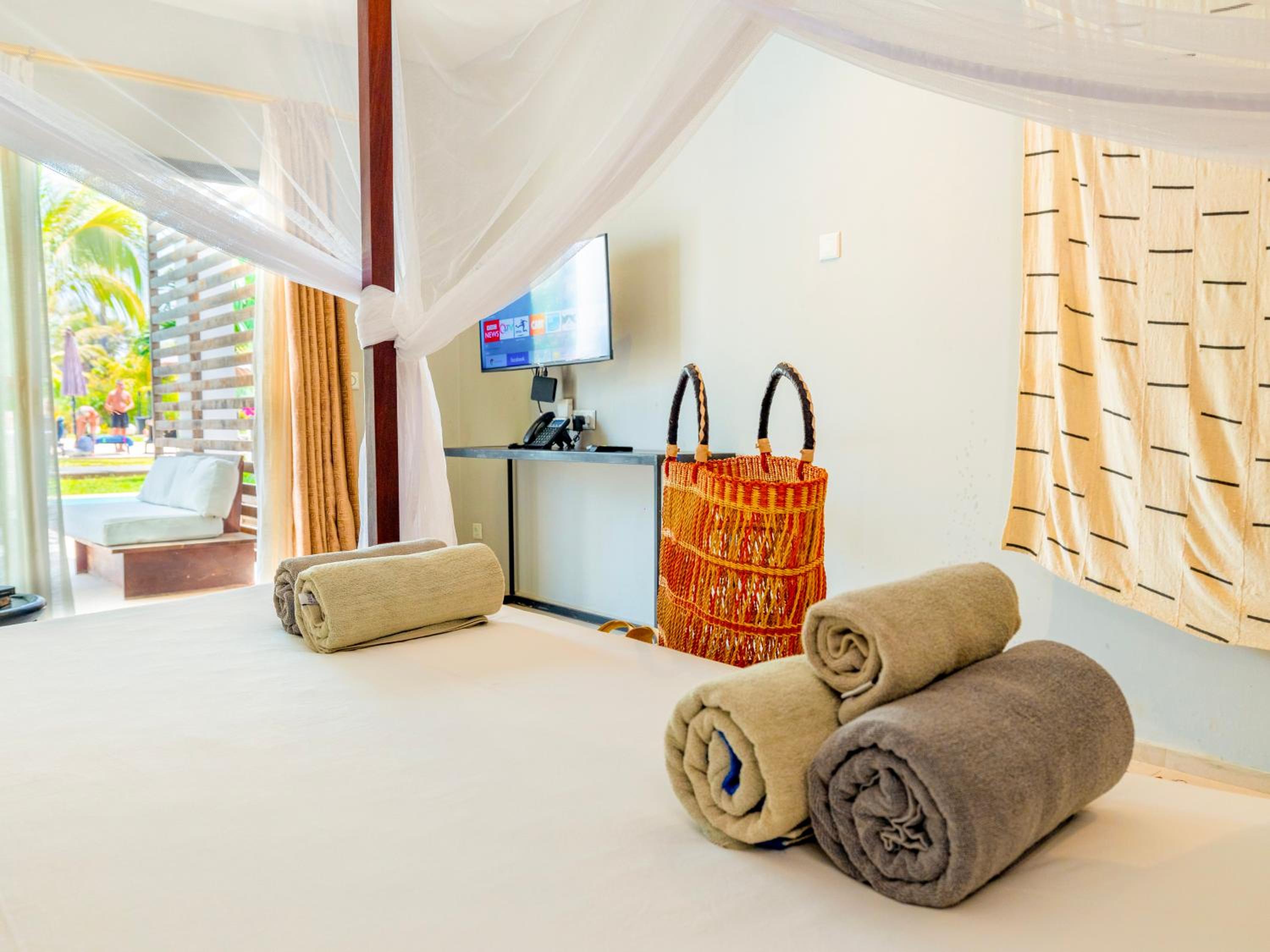 King Room with Pool View - Photo 8