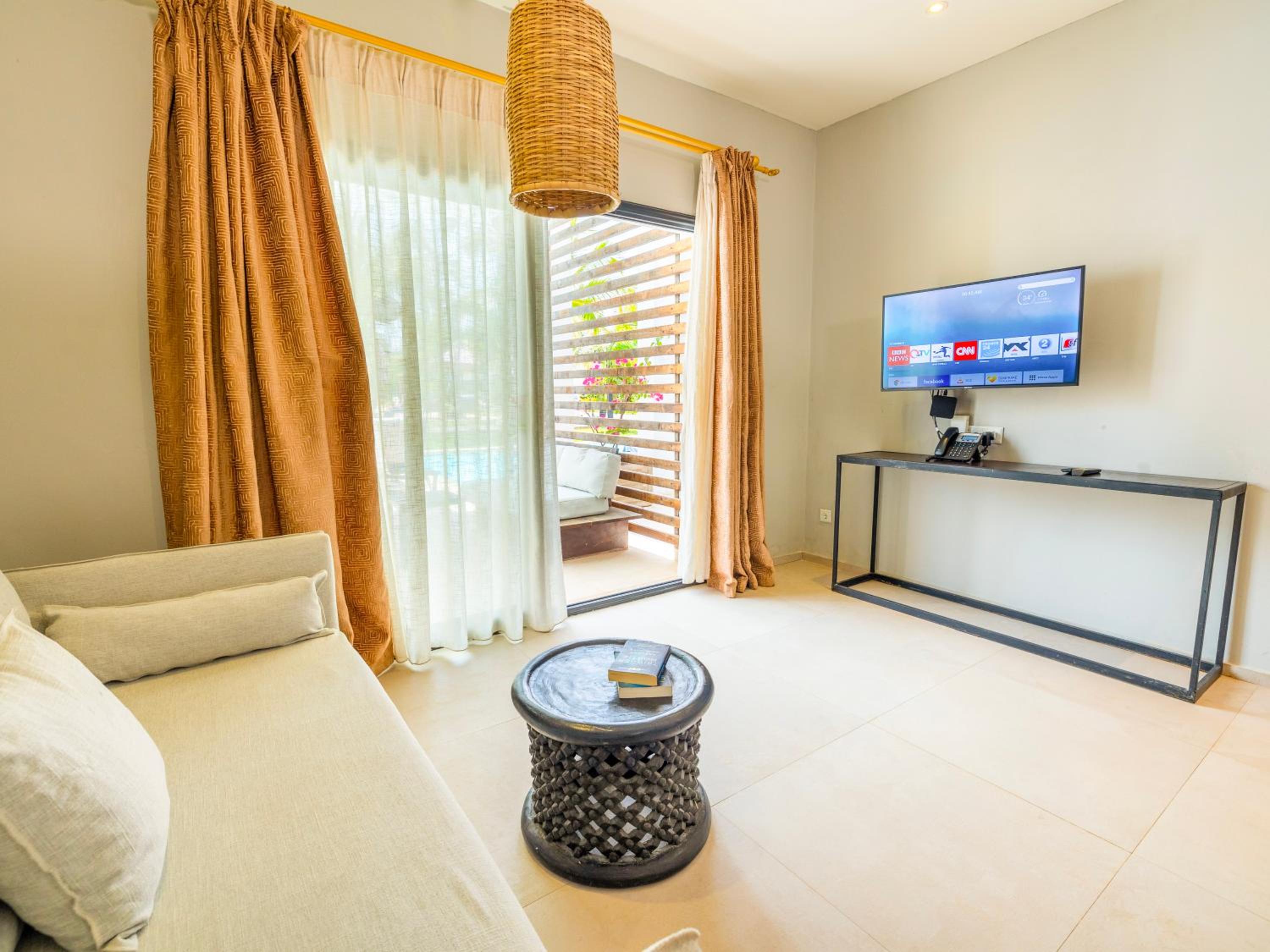 King Room with Pool View - Photo 11