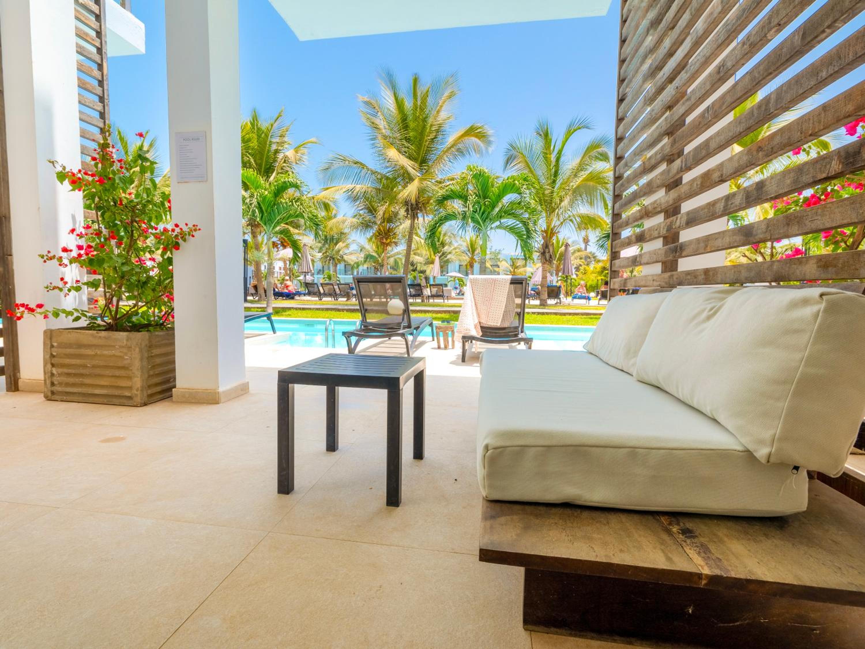 King Room with Pool View - Photo 12