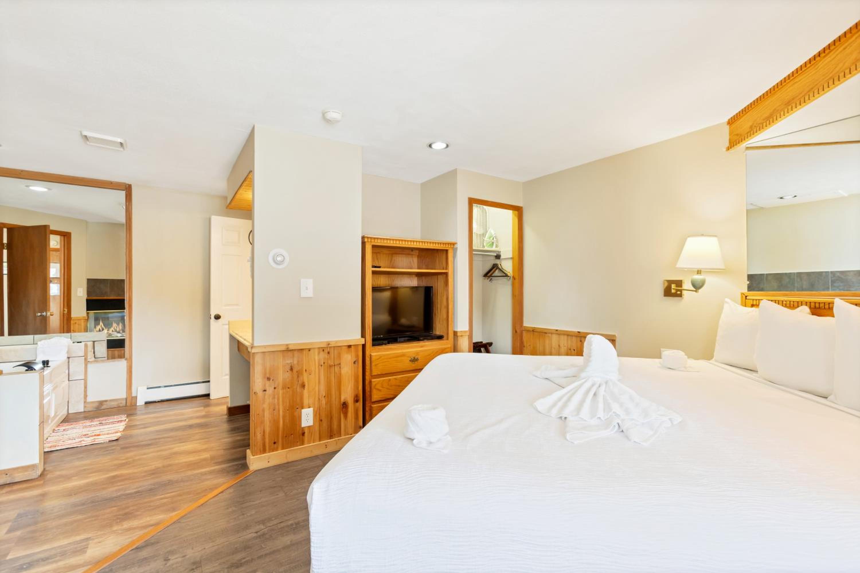 King Suite with Kitchenette 03
