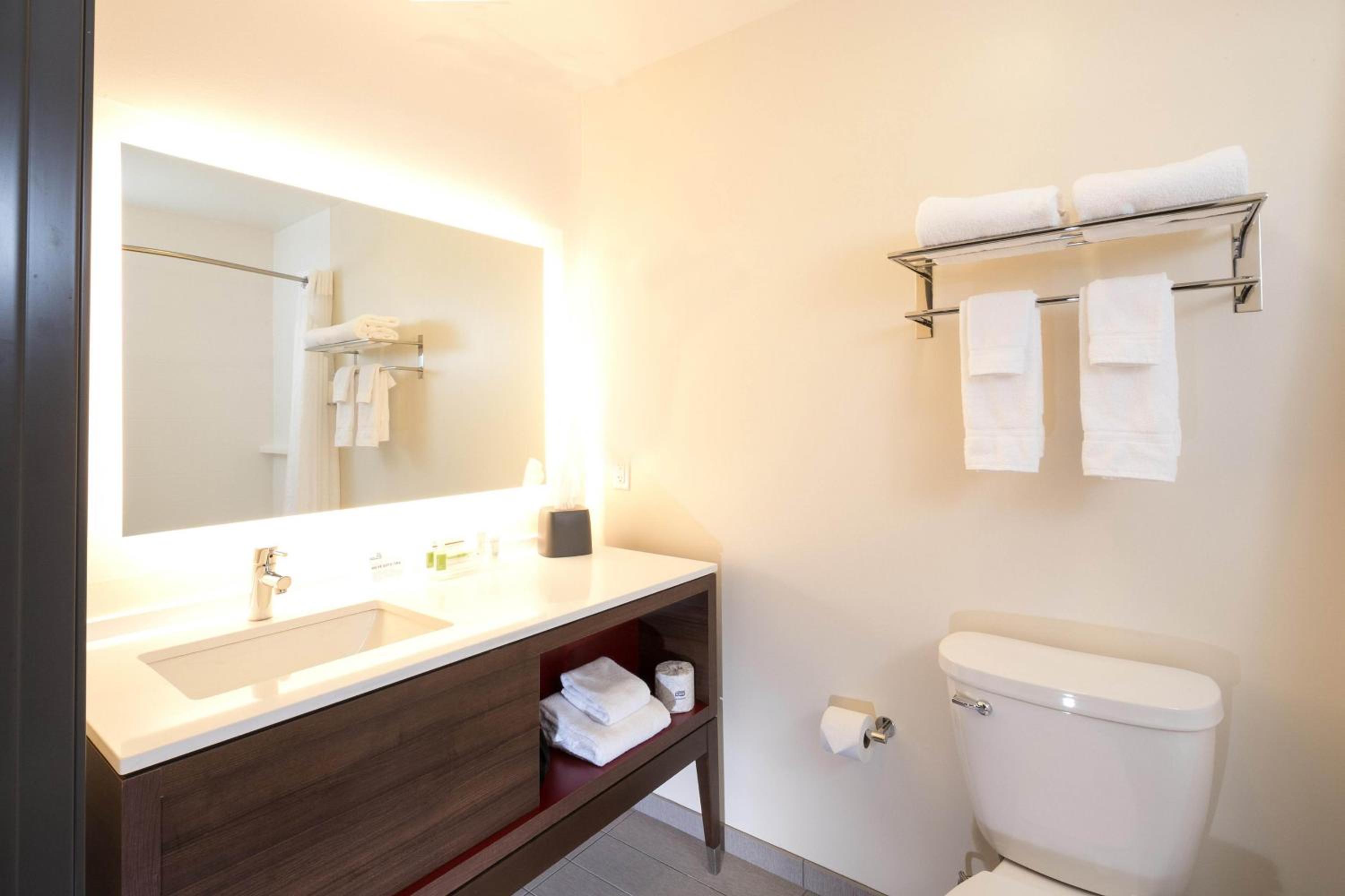 Standard King Room - Photo 7