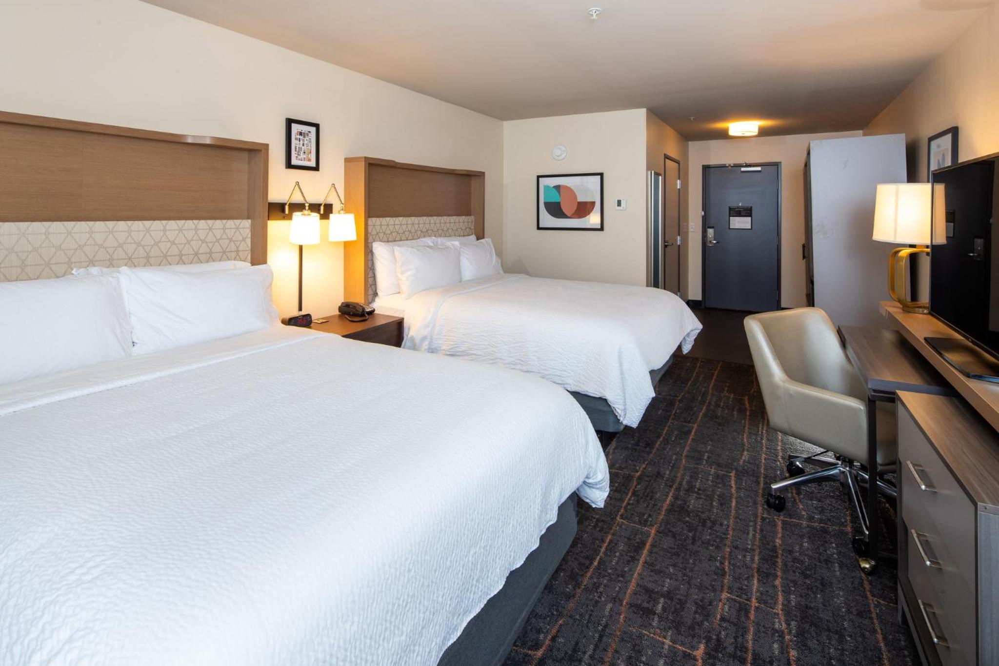 Standard Queen Room with Two Queen Beds - Communications Accessible - Photo 7
