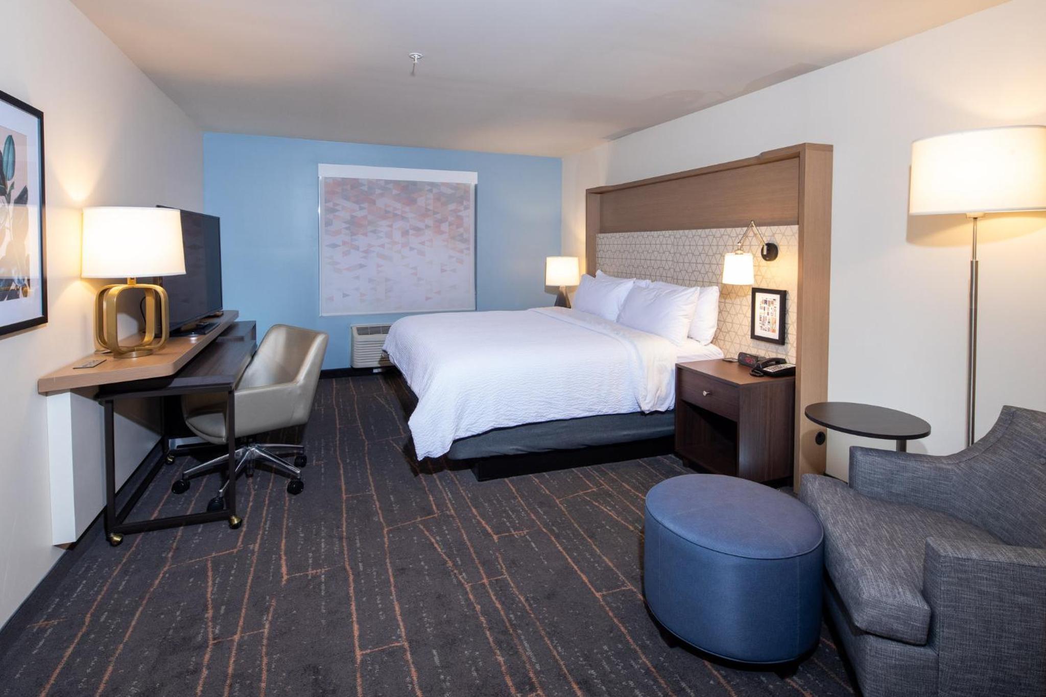Standard King Room - Photo 10