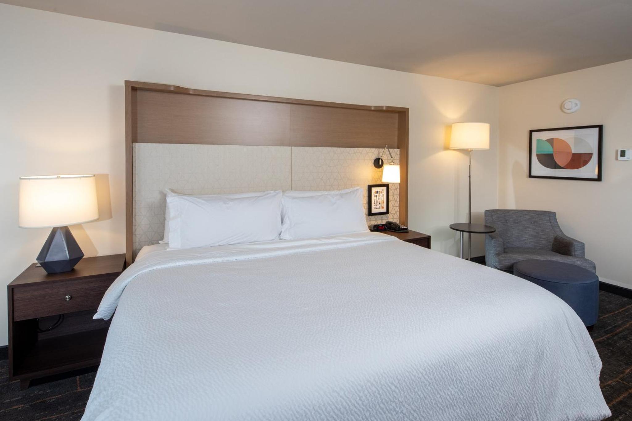 Standard King Room - Photo 9