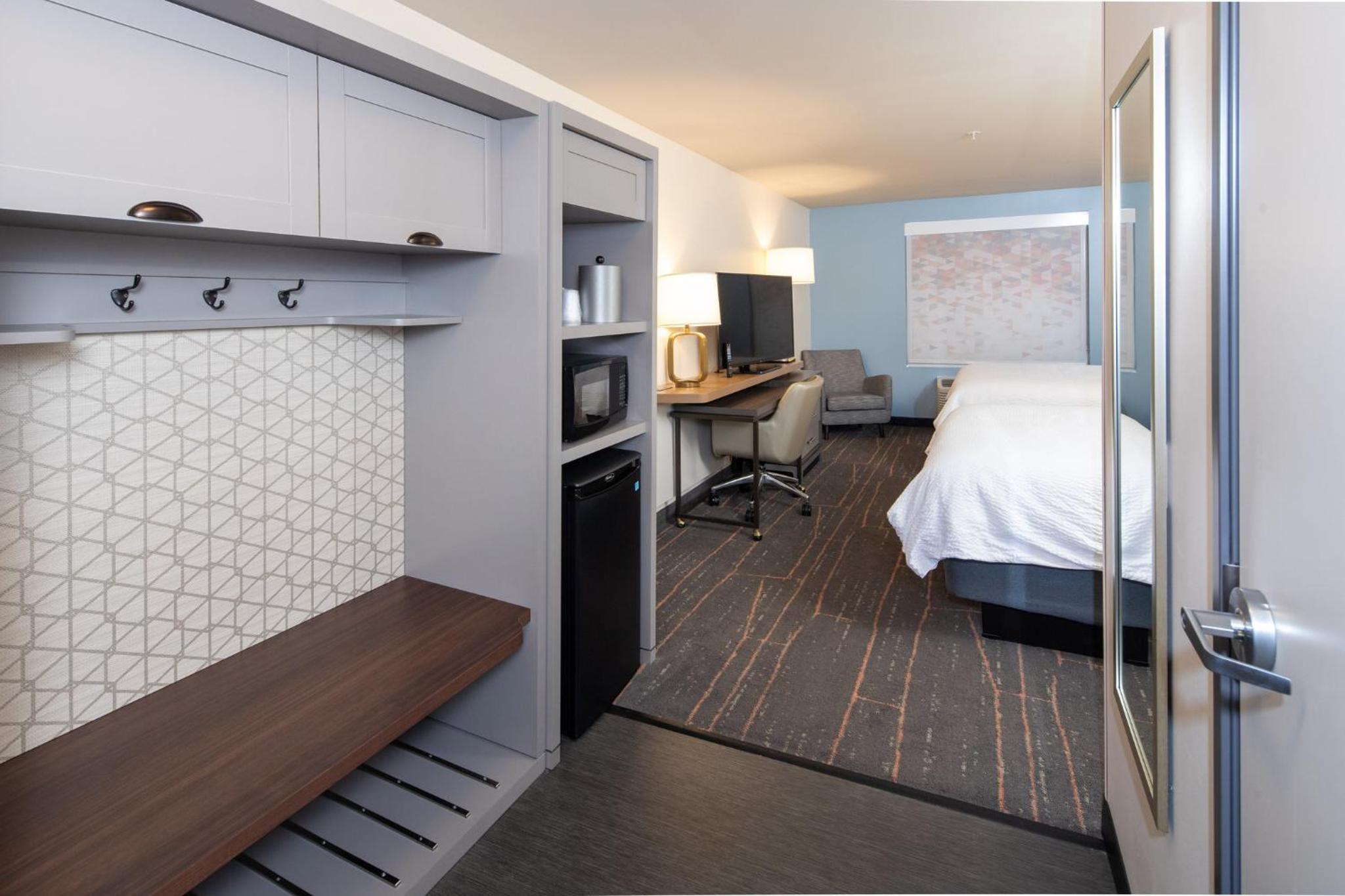 Standard Queen Room with Two Queen Beds - Communications Accessible - Photo 9