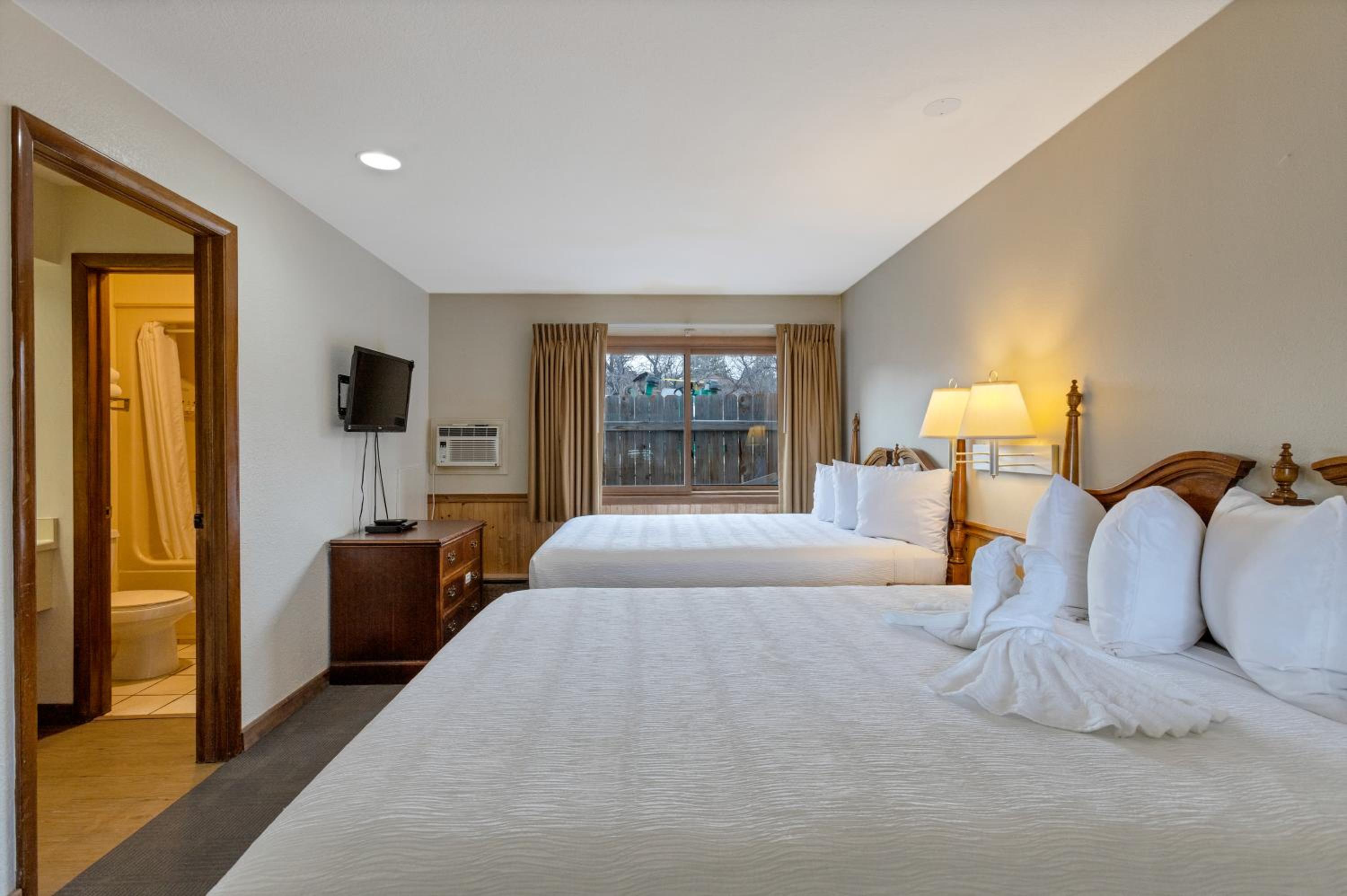 Standard Queen Room with Two Queen Beds 15