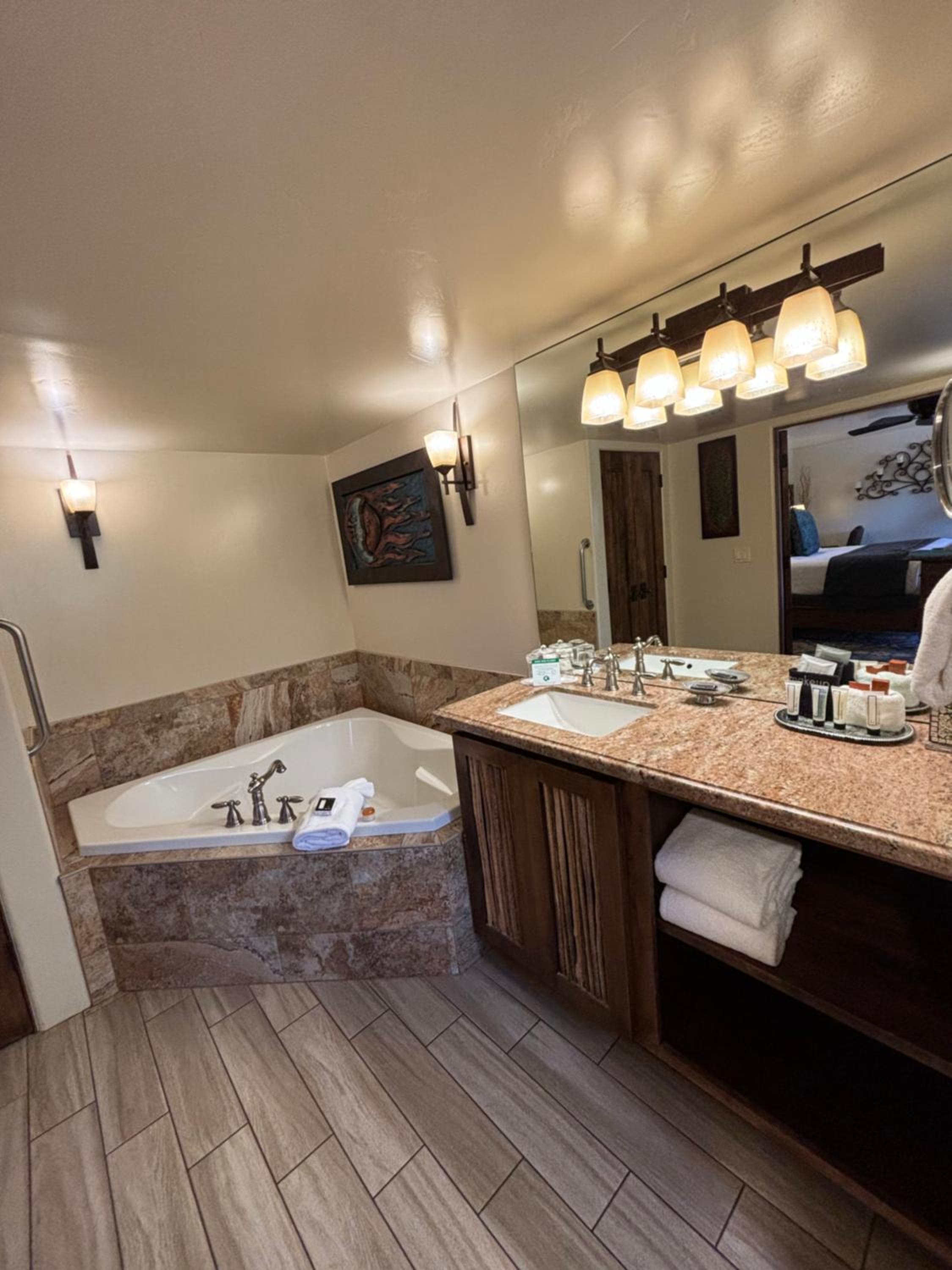 Sunset - Deluxe King Room - Photo 4