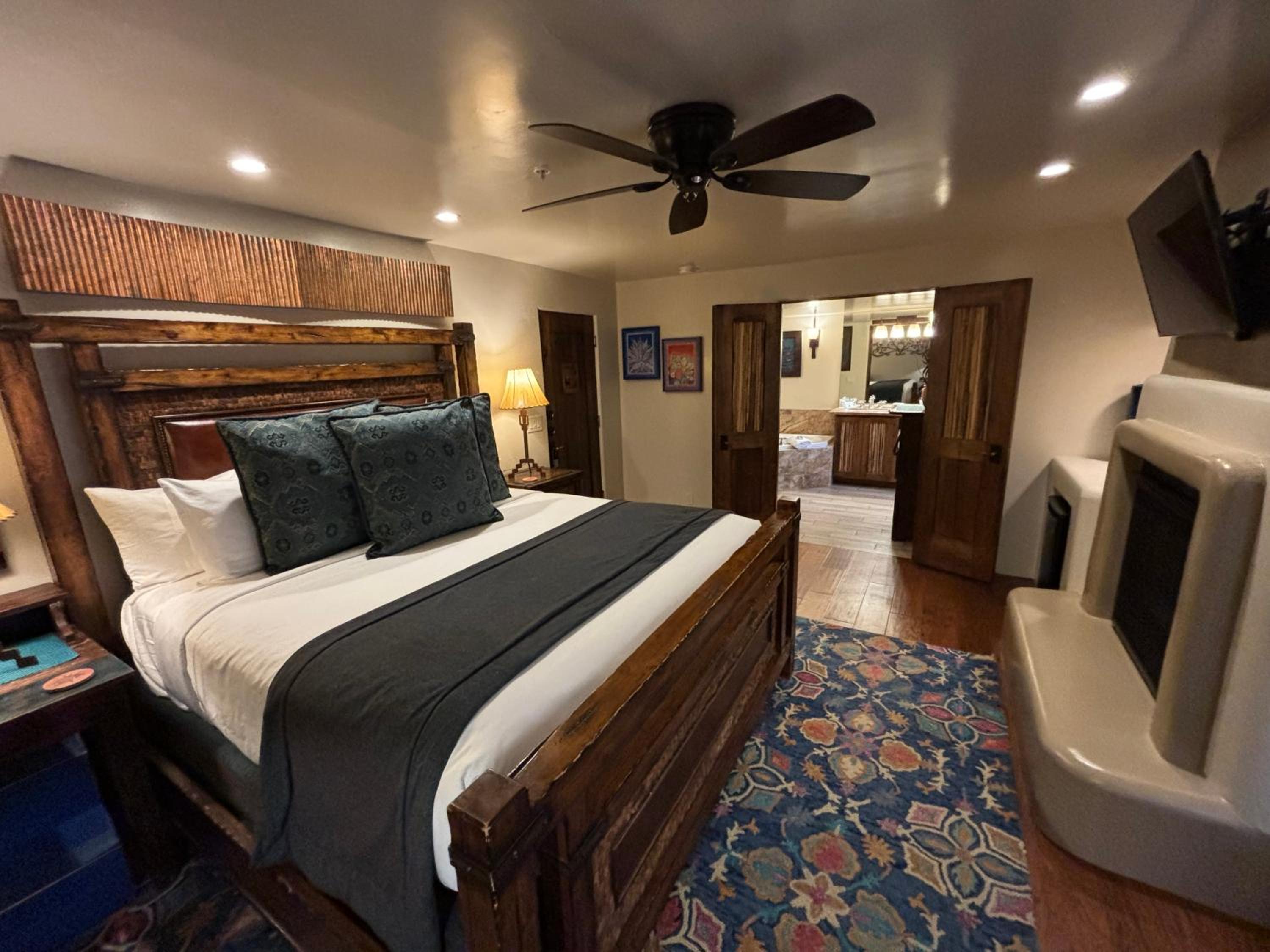 Sunset - Deluxe King Room - Photo 1
