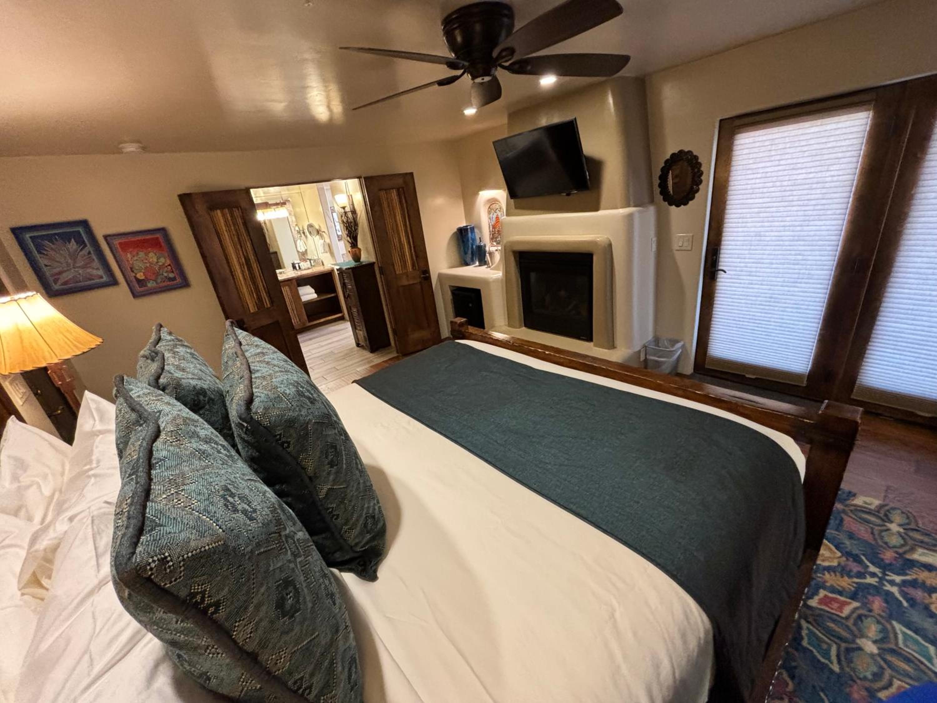 Sunset - Deluxe King Room - Photo 9
