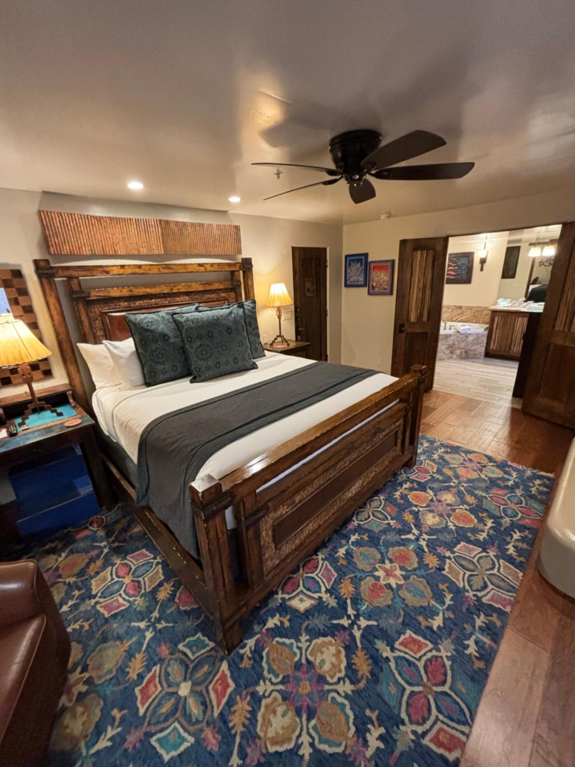 Sunset - Deluxe King Room - Photo 13