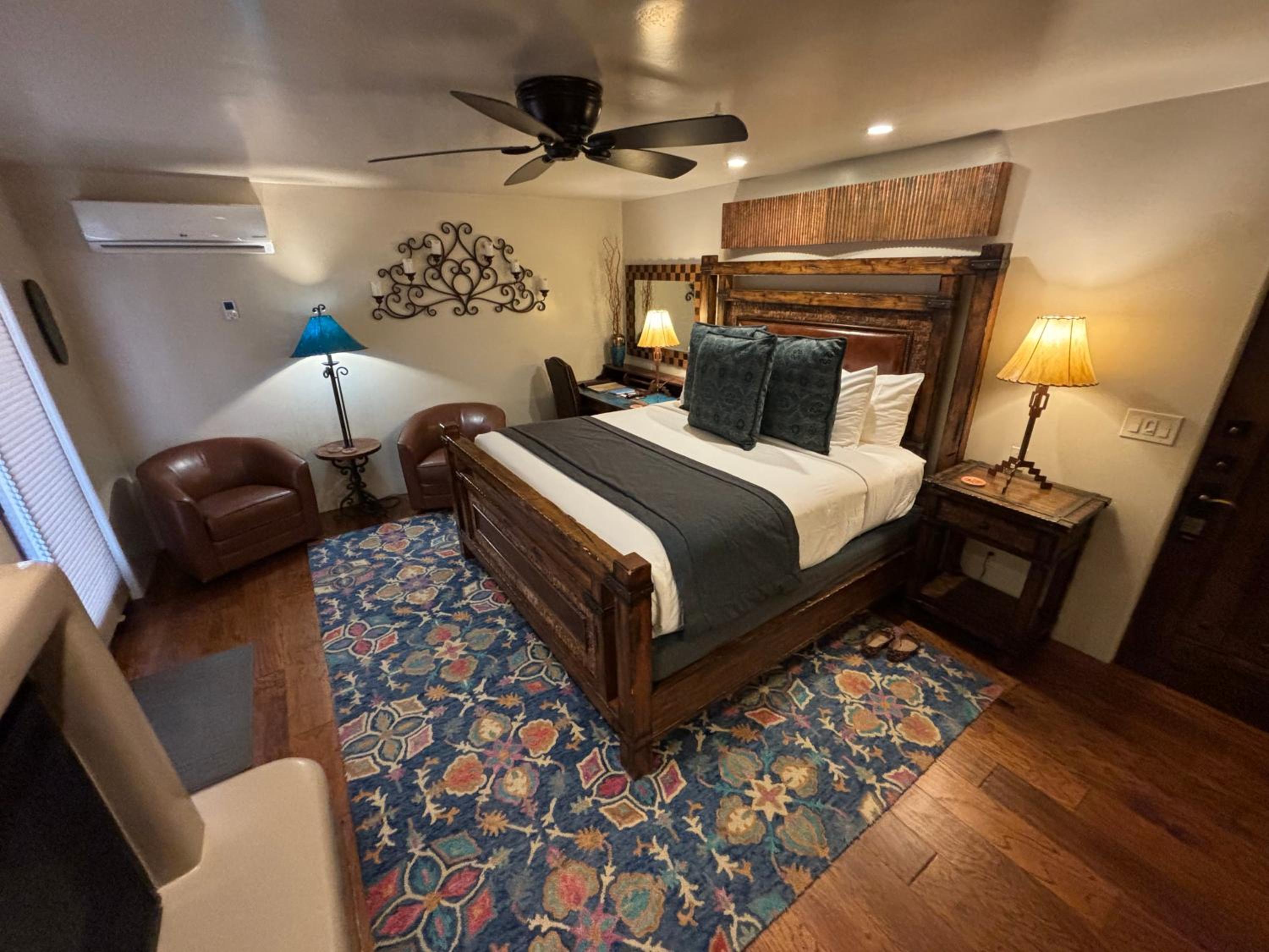 Sunset - Deluxe King Room - Photo 11