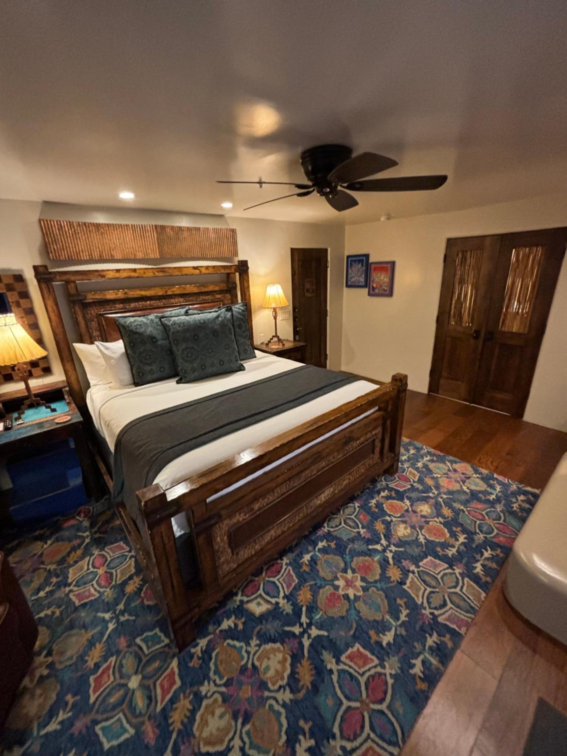 Sunset - Deluxe King Room - Photo 10