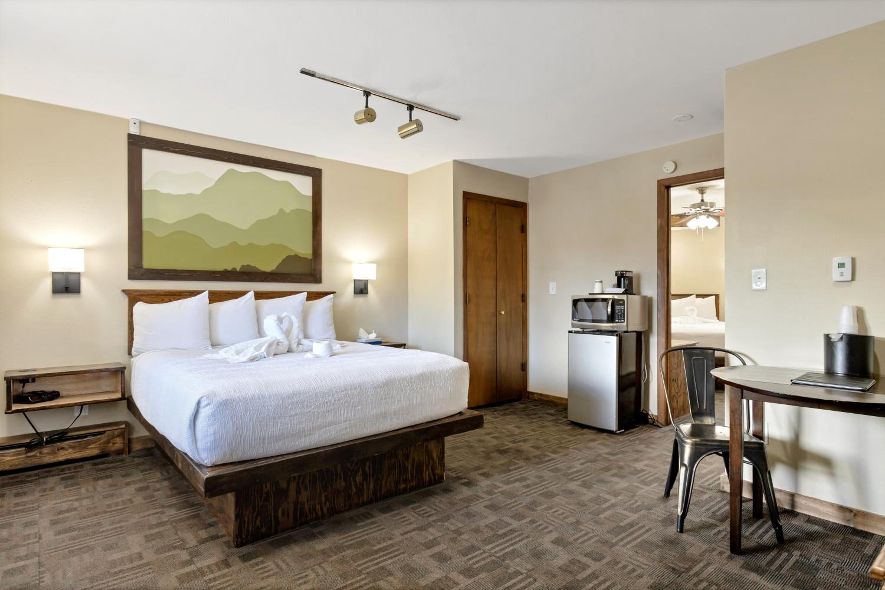 Two Room Jacuzzi Suite 09