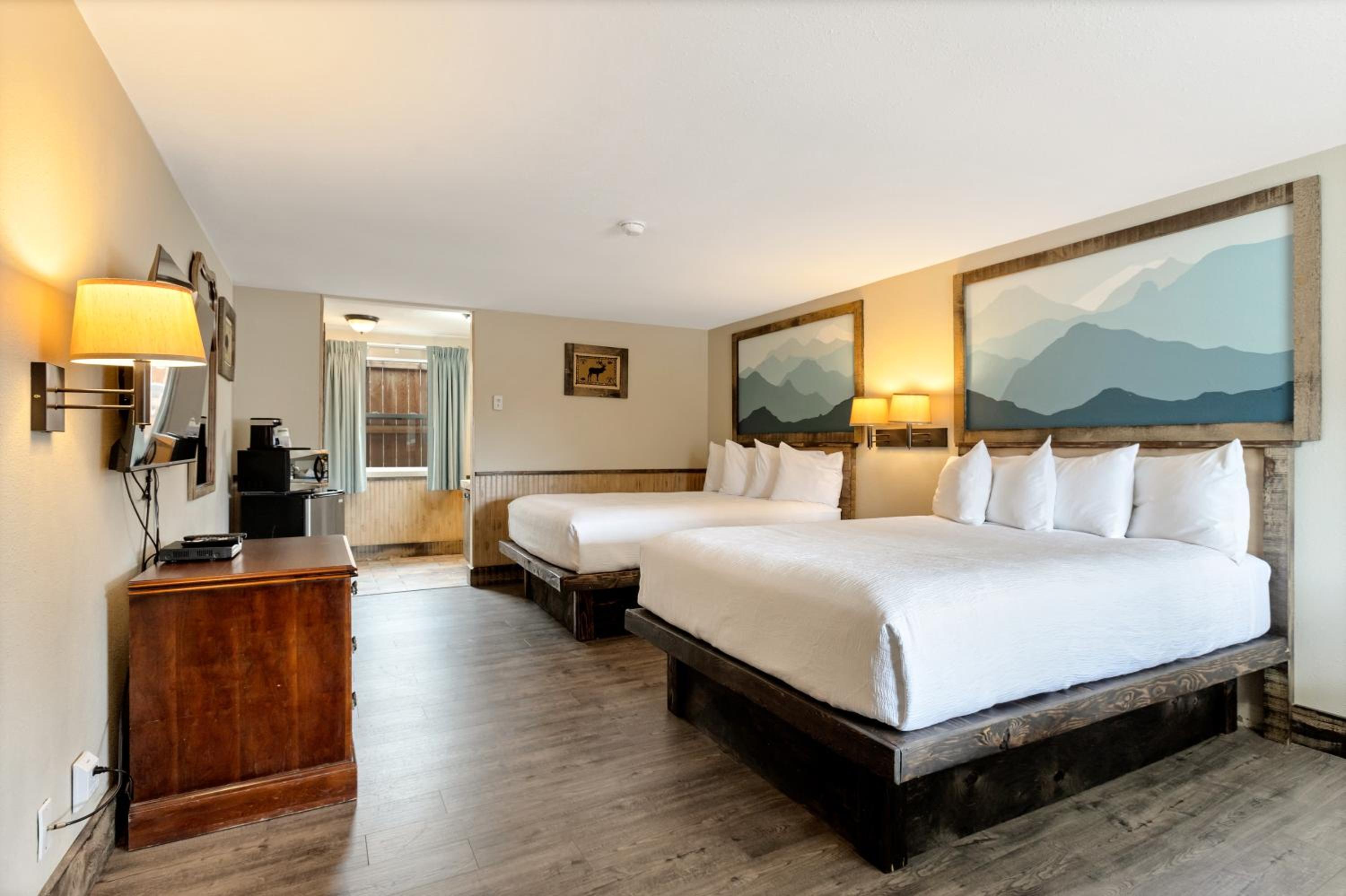 Standard Queen Room with Two Queen Beds 06