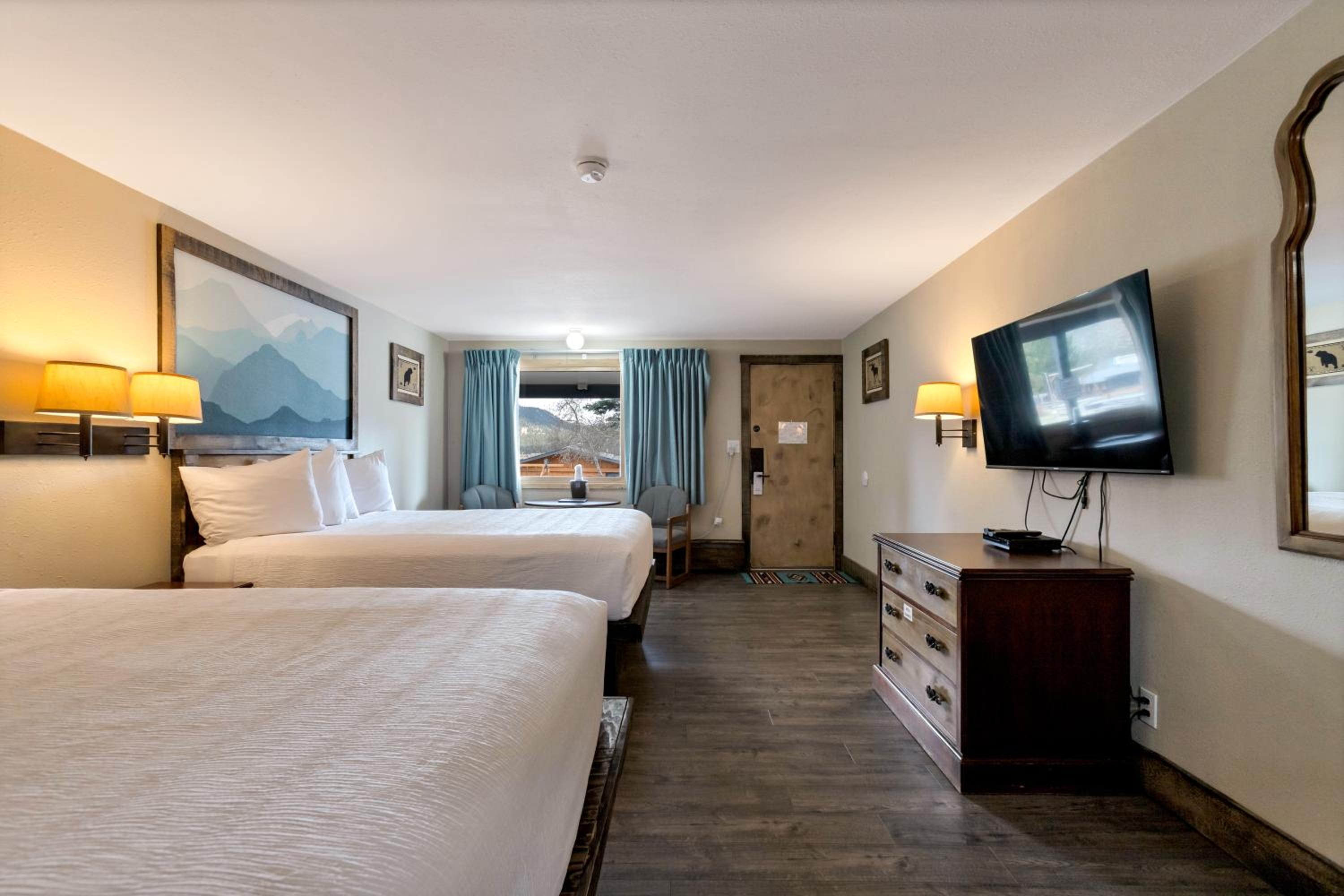 Standard Queen Room with Two Queen Beds 05