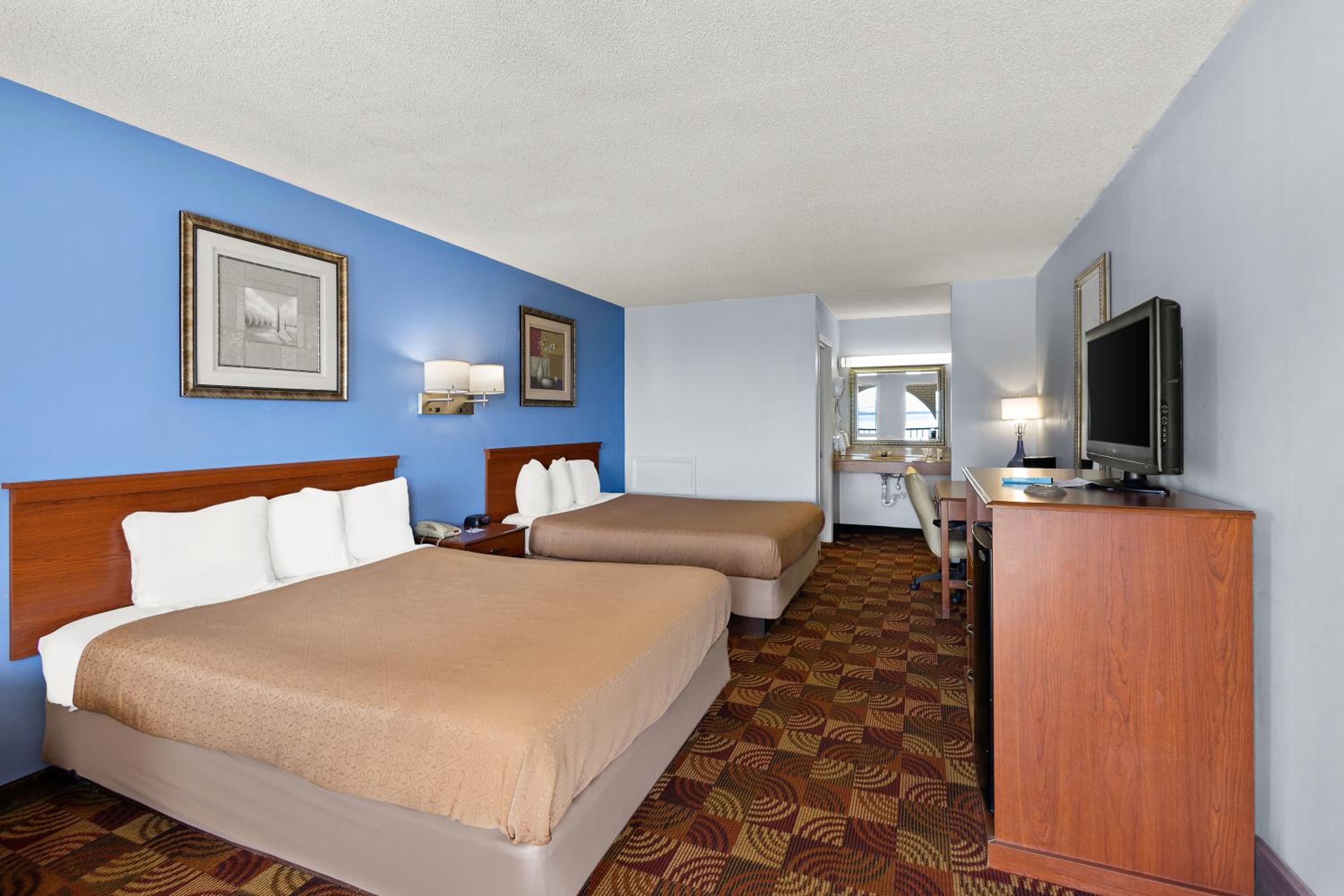 2 Queen Beds Non-Smoking - Photo 1
