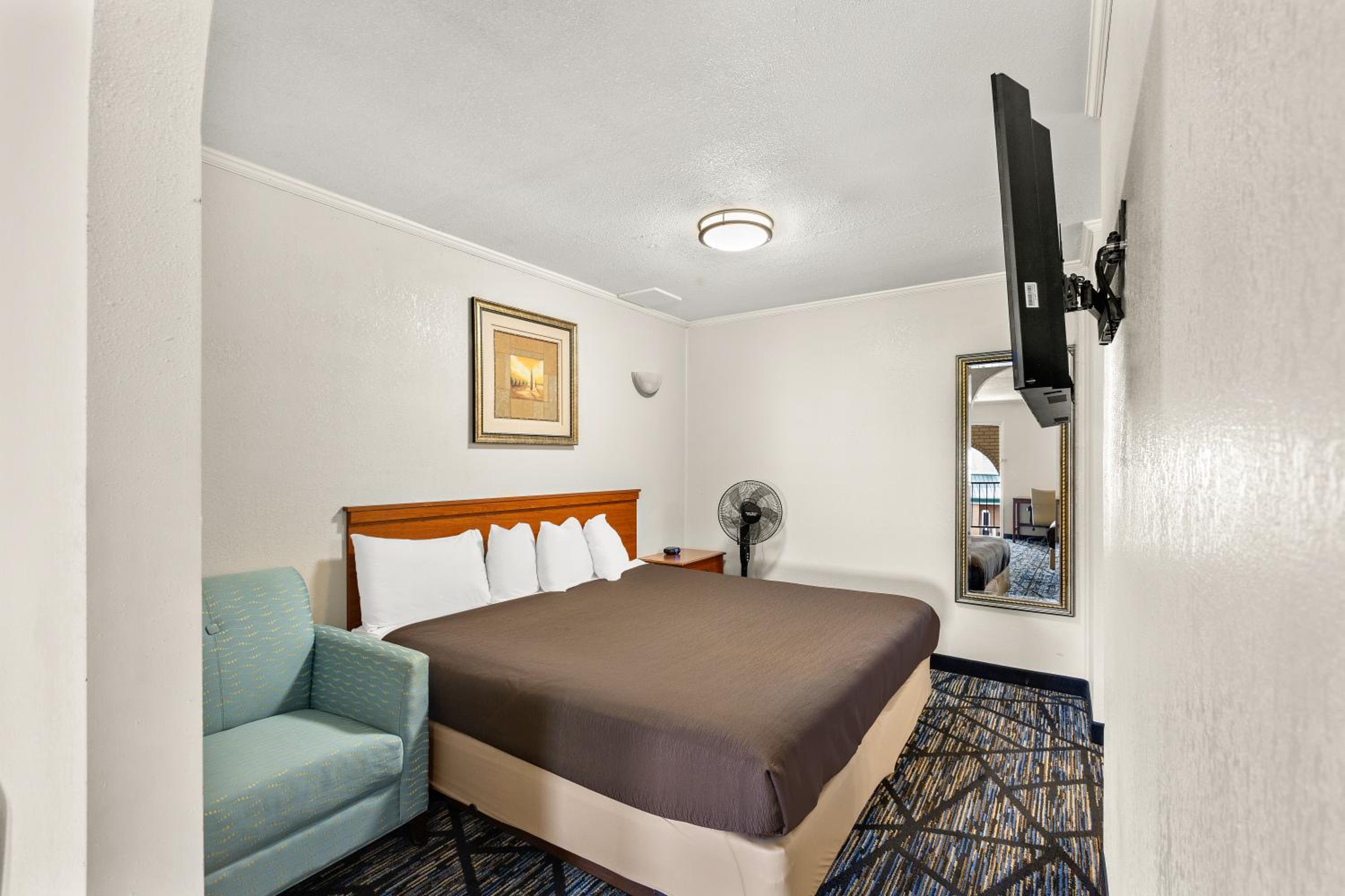 2 Queen and 1 King Bed Non-Smoking - Photo 2