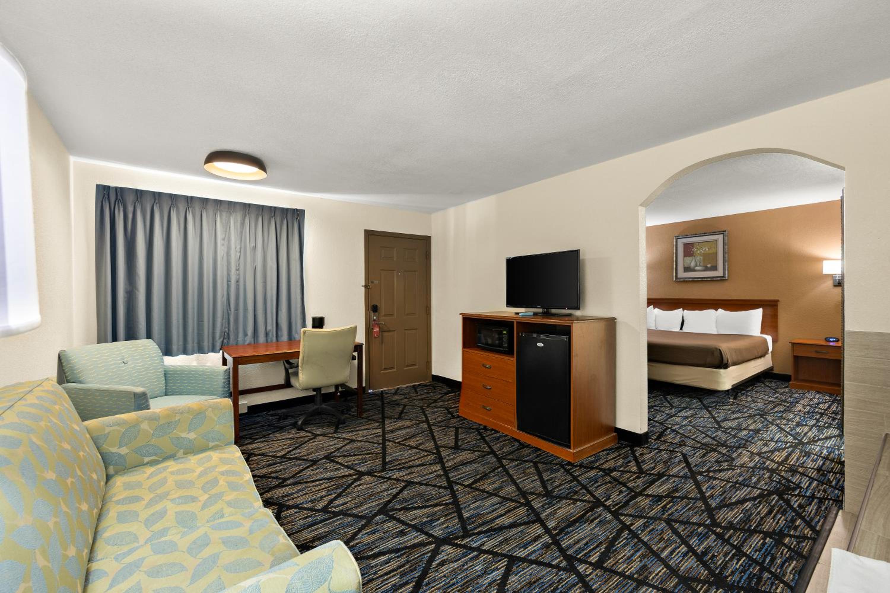 1 King Bed Jetted Tub Suite Non-Smoking - Photo 3