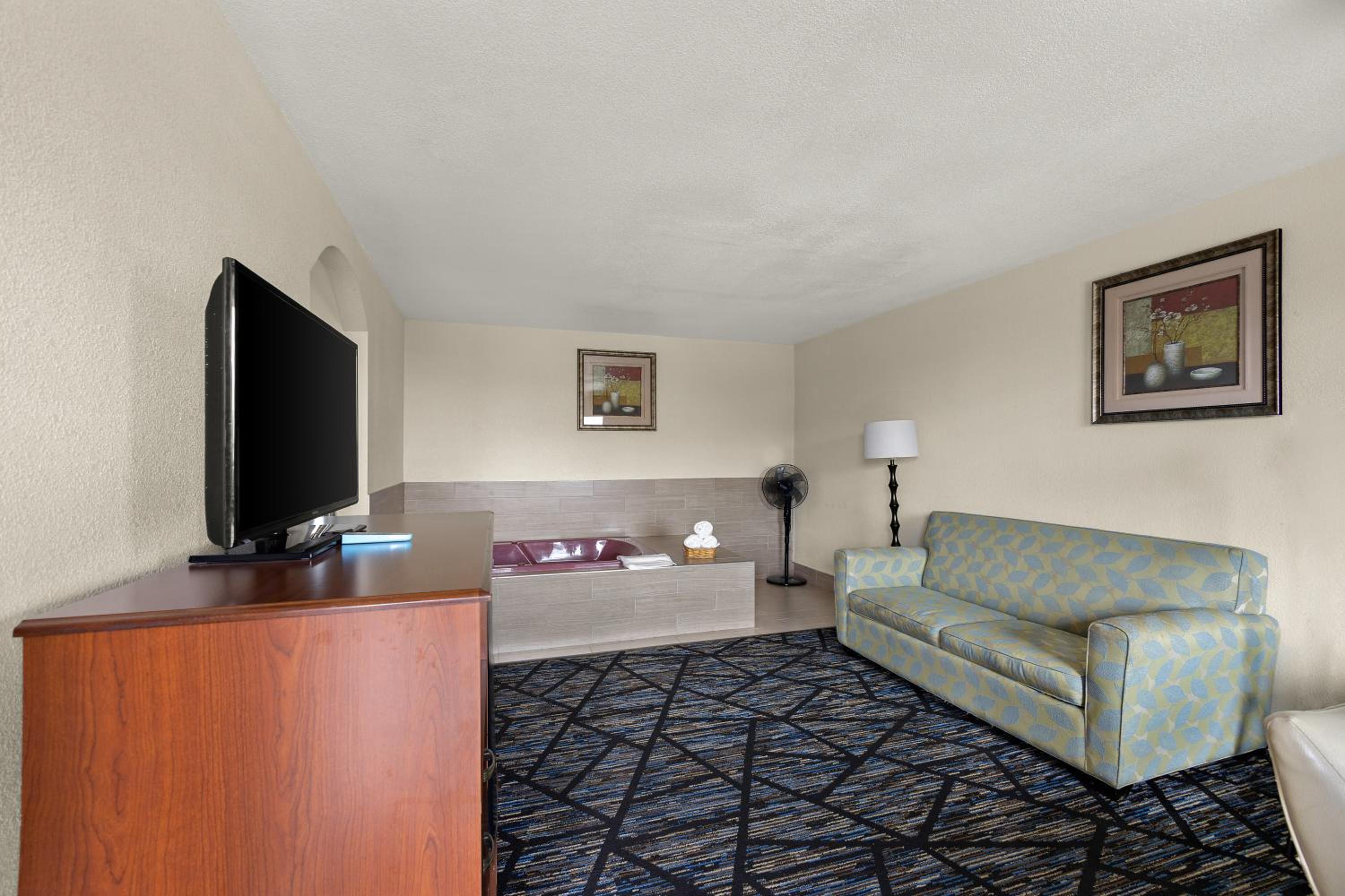 1 King Bed Jetted Tub Suite Non-Smoking - Photo 1